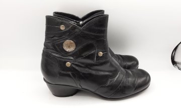 Acheter Bottines noir seconde main - 20,00 € Bottines noir seconde main reconditionné disponible sur Claquettes Market