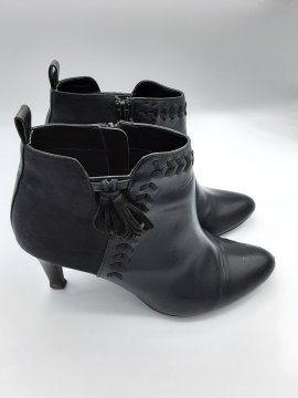 bottines noires d'occasion État correct - 10,00 € bottines noires d'occasion État correct Eram reconditionné disponible sur Claquettes Market