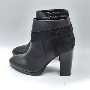 Acheter Bottines noires de seconde main - 25,00 € Bottines noires de seconde main N/A reconditionné disponible sur Claquettes Market