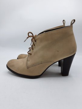 Bottines SAN MARINA beiges de seconde main - 20,00 € Bottines SAN MARINA beiges de seconde main San Marina reconditionné disponible sur Claquettes Market