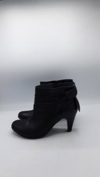 Acheter Bottines San Marina noir de seconde main Bon état - 11,00 € Bottines San Marina noir de seconde main Bon état San Marina reconditionné disponible sur Claquettes Market