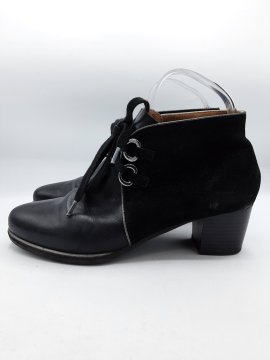 Bottines SWEET noires de seconde main État correct - 12,00 € Bottines SWEET noires de seconde main État correct N/A reconditionné disponible sur Claquettes Market