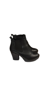 Acheter Bottines talon pointure 40 de seconde main - 15,00 € Bottines talon pointure 40 de seconde main reconditionné disponible sur Claquettes Market