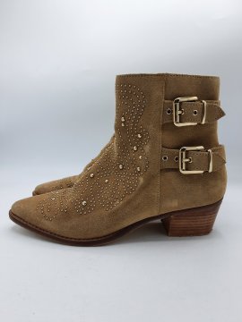 Bottines ZARA BASIC COLLECTION beiges de seconde main - 20,00 € Bottines ZARA BASIC COLLECTION beiges de seconde main reconditionné disponible sur Claquettes Market