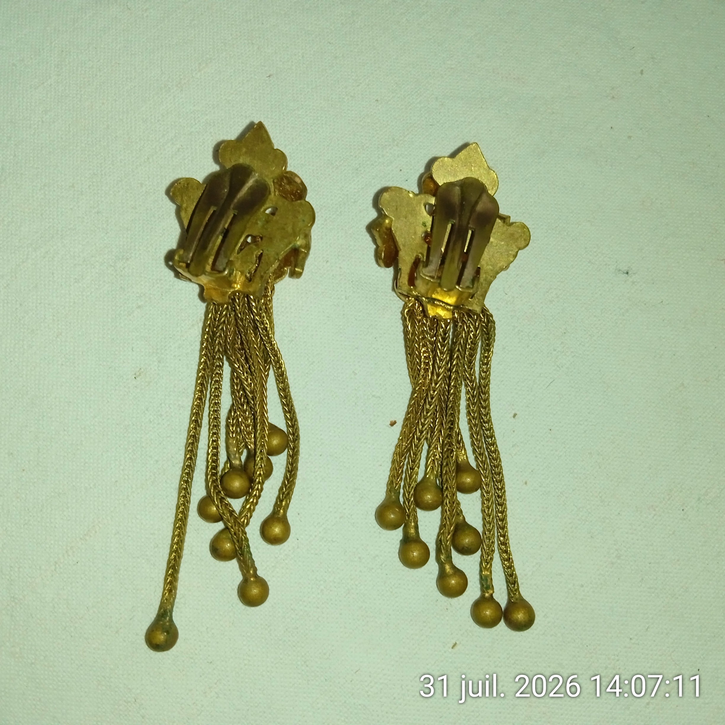 Voir photo 2 de Boucles d'oreilles à clip pendantes victoriennes avec pompons vintage Boucles d'oreilles à clip pendantes victoriennes avec pompons vintage Bon état reconditionné photo 2