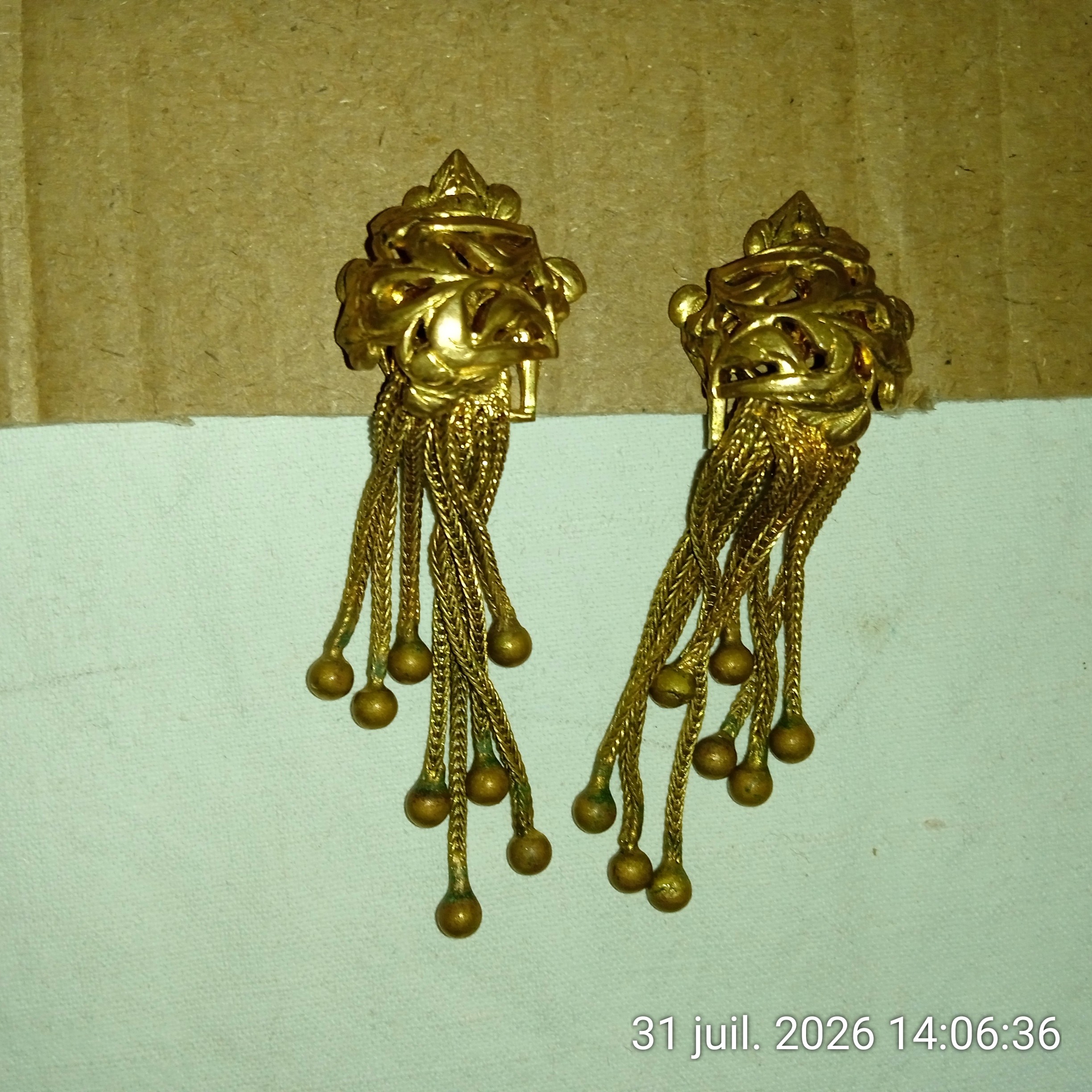 Voir photo 3 de Boucles d'oreilles à clip pendantes victoriennes avec pompons vintage Boucles d'oreilles à clip pendantes victoriennes avec pompons vintage Bon état reconditionné photo 3