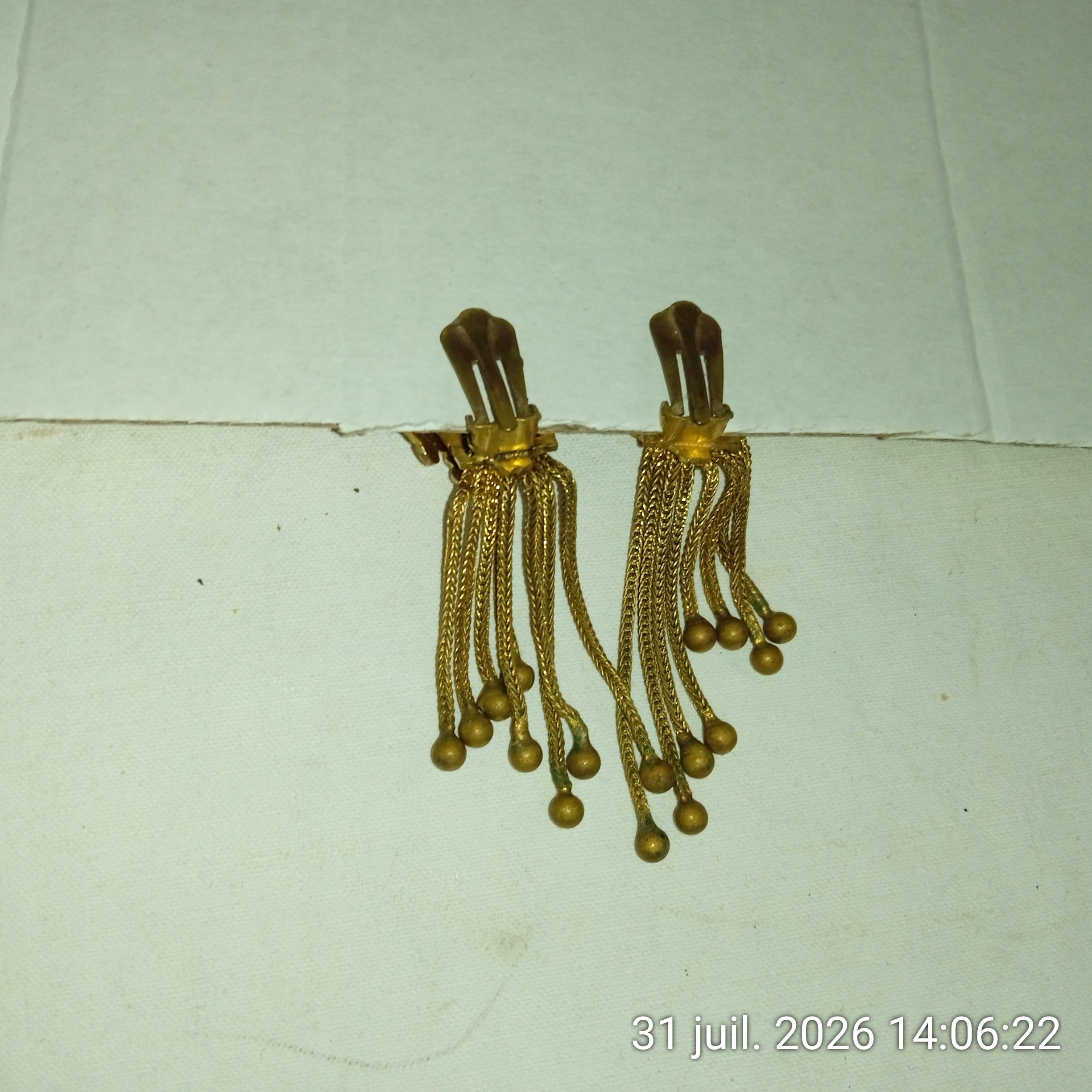 Voir photo 4 de Boucles d'oreilles à clip pendantes victoriennes avec pompons vintage Boucles d'oreilles à clip pendantes victoriennes avec pompons vintage Bon état reconditionné photo 4