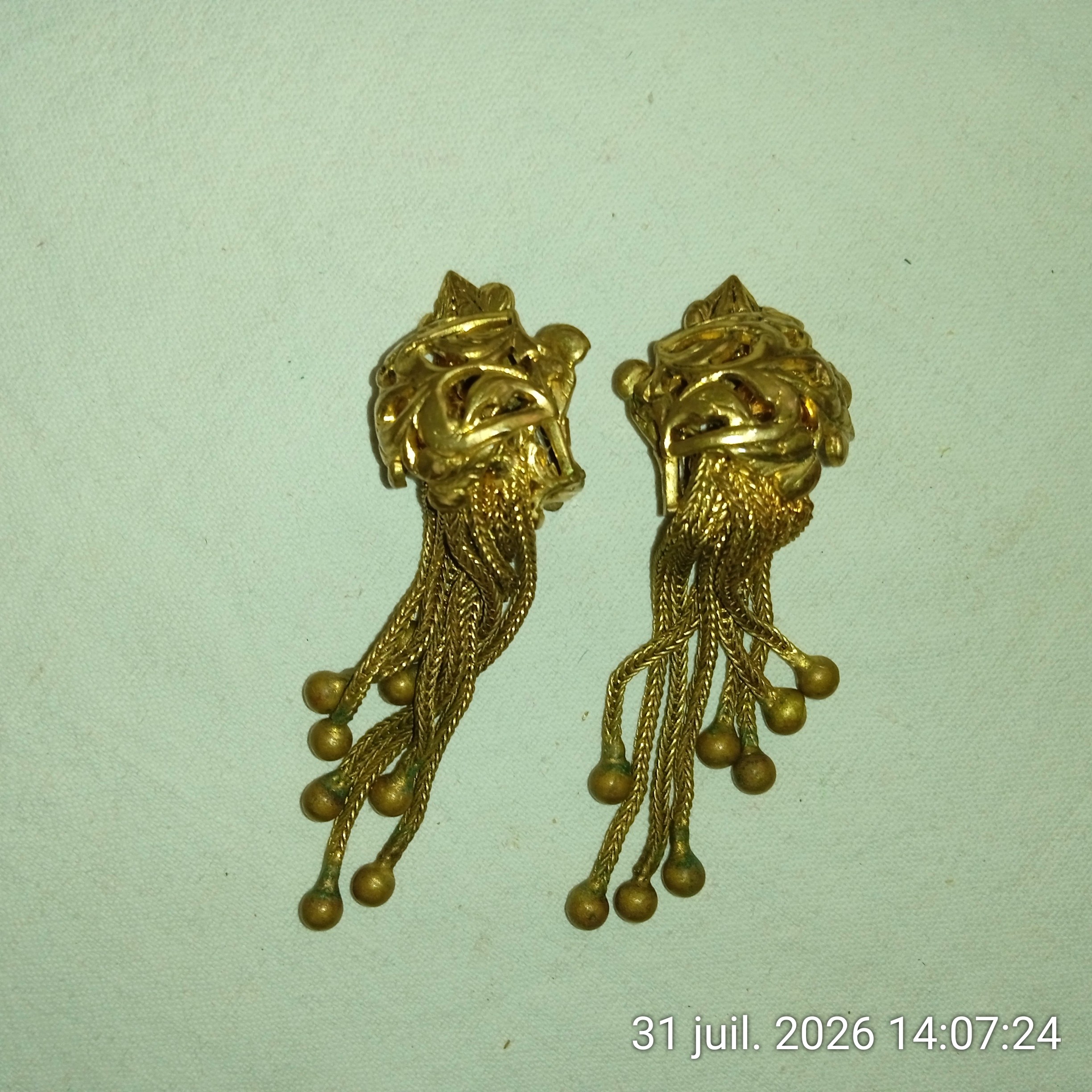 Voir photo 5 de Boucles d'oreilles à clip pendantes victoriennes avec pompons vintage Boucles d'oreilles à clip pendantes victoriennes avec pompons vintage Bon état reconditionné photo 5