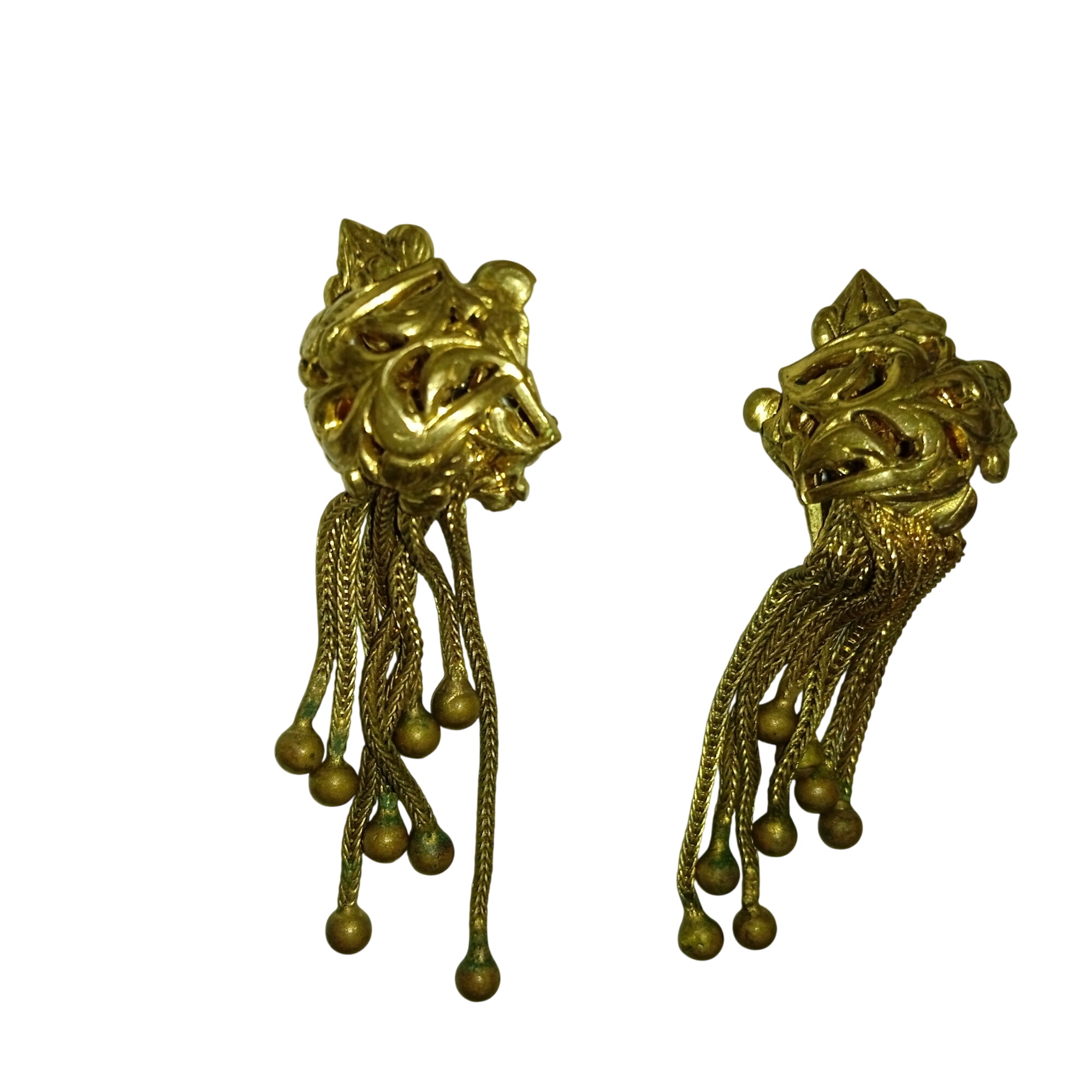 Boucles d'oreilles à clip pendantes victoriennes avec pompons vintage Bon état - 34,00 € Boucles d'oreilles à clip pendantes victoriennes avec pompons vintage Bon état reconditionné disponible sur Label Emmaüs