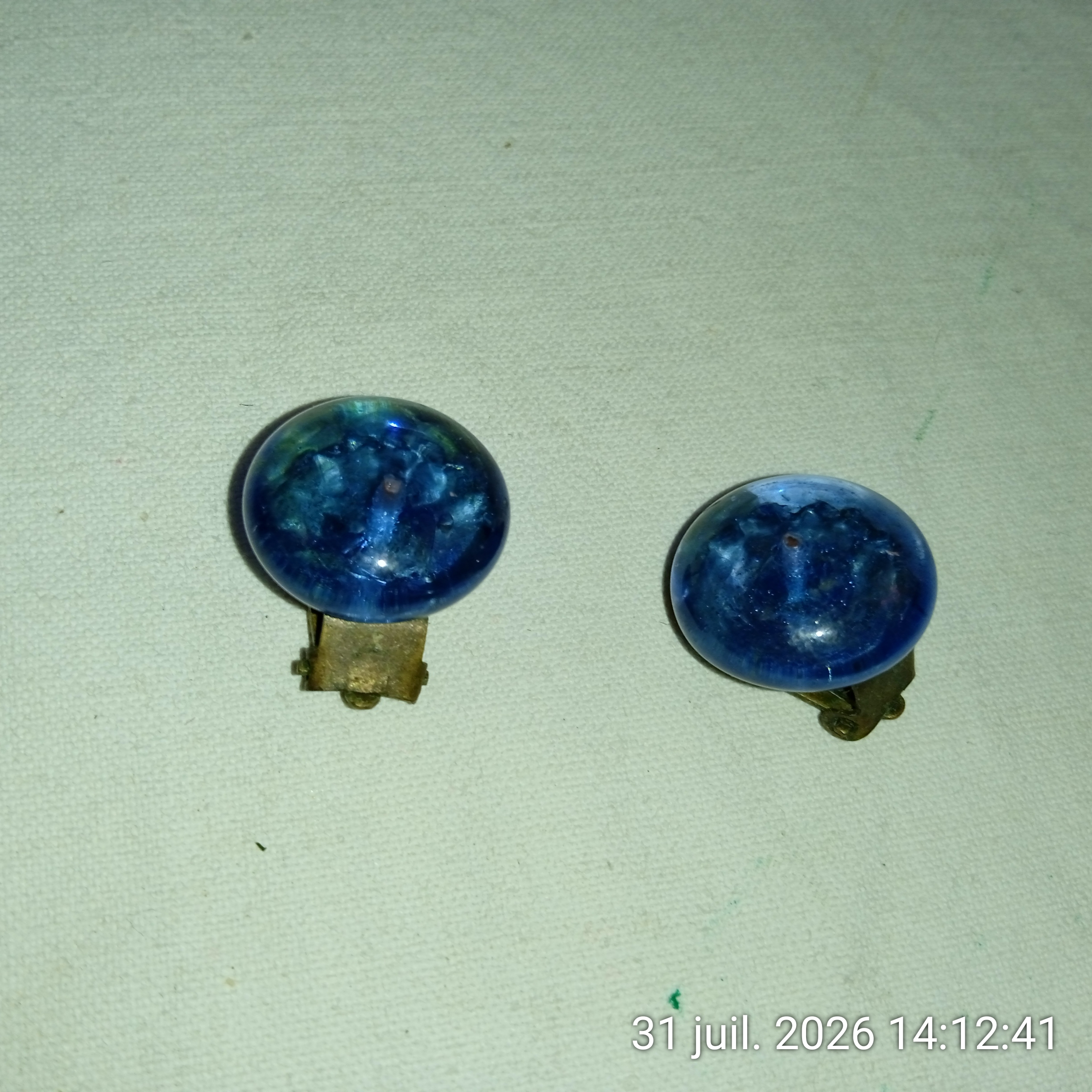 Voir photo 4 de Boucles d'oreilles vintage à clip ovale dorées perle vert et rondes perle bleu Boucles d'oreilles vintage à clip ovale dorées perle vert et rondes perle bleu Bon état reconditionné photo 4