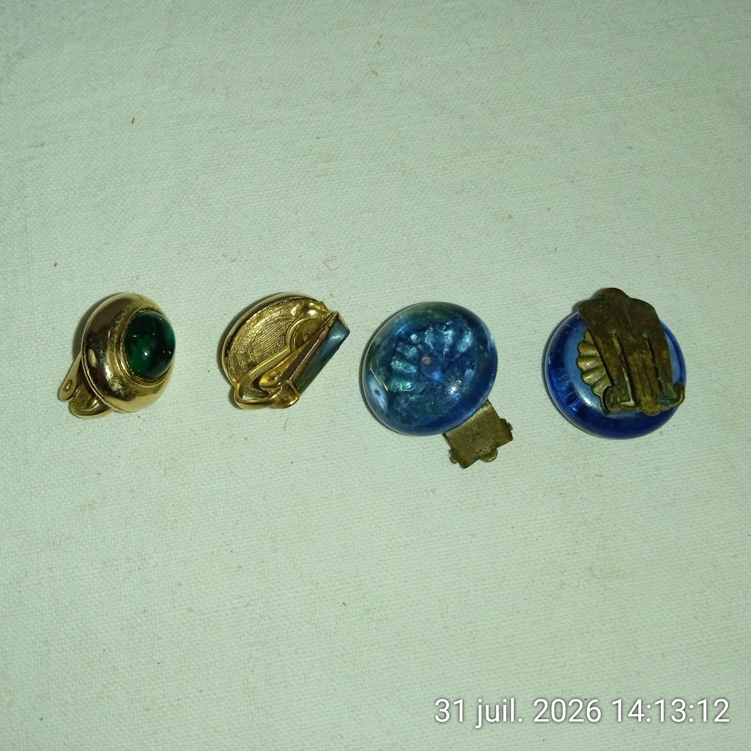 Voir photo 6 de Boucles d'oreilles vintage à clip ovale dorées perle vert et rondes perle bleu Boucles d'oreilles vintage à clip ovale dorées perle vert et rondes perle bleu Bon état reconditionné photo 6