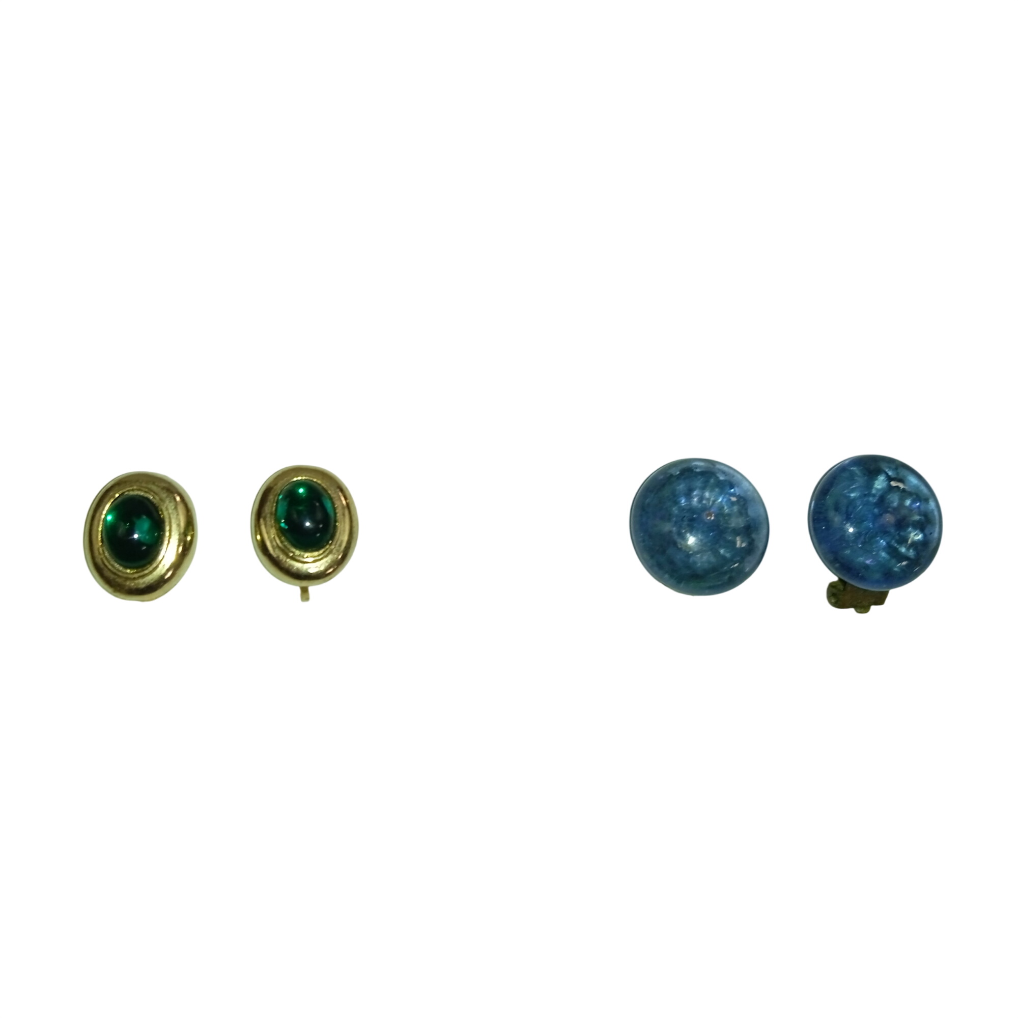 Boucles d'oreilles vintage à clip ovale dorées perle vert et rondes perle bleu Bon état - 34,00 € Boucles d'oreilles vintage à clip ovale dorées perle vert et rondes perle bleu Bon état reconditionné disponible sur Label Emmaüs