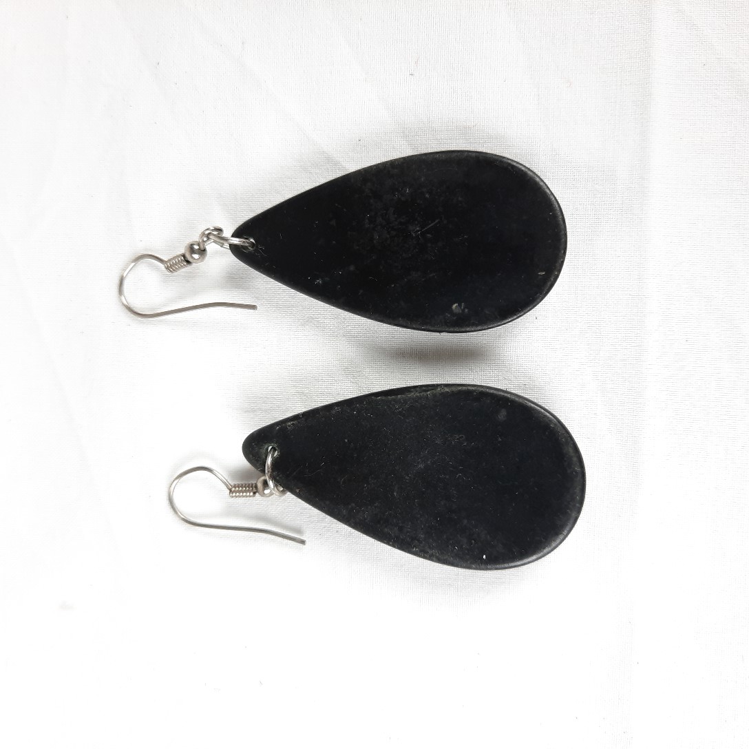 Voir photo 2 de Boucles ovales pour oreilles perçées casual original Boucles ovales pour oreilles perçées casual original Très bon état reconditionné photo 2