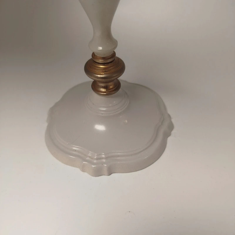 Voir photo 6 de Bougeoir ancien blanc style opaline laiton doré vintage chandelier déco 17,5 cm Bougeoir ancien blanc style opaline laiton doré vintage chandelier déco 17,5 cm Très bon état reconditionné photo 6