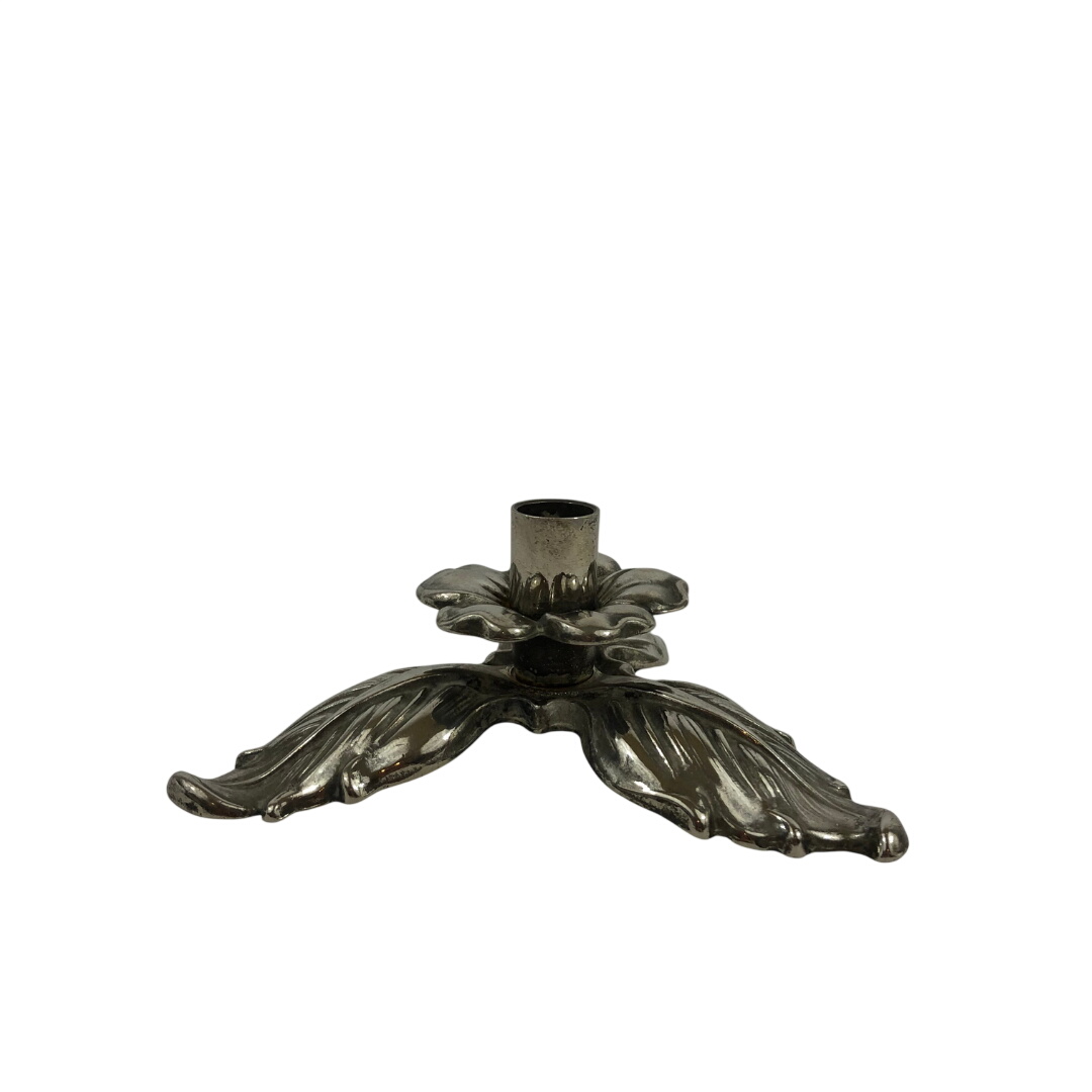 Bougeoir en métal argenté, estampillé P.M Italie, en forme de fleur avec un délicat feuillage Bon état - 12,00 € Bougeoir en métal argenté, estampillé P.M Italie, en forme de fleur avec un délicat feuillage Bon état reconditionné disponible sur Label Emmaüs