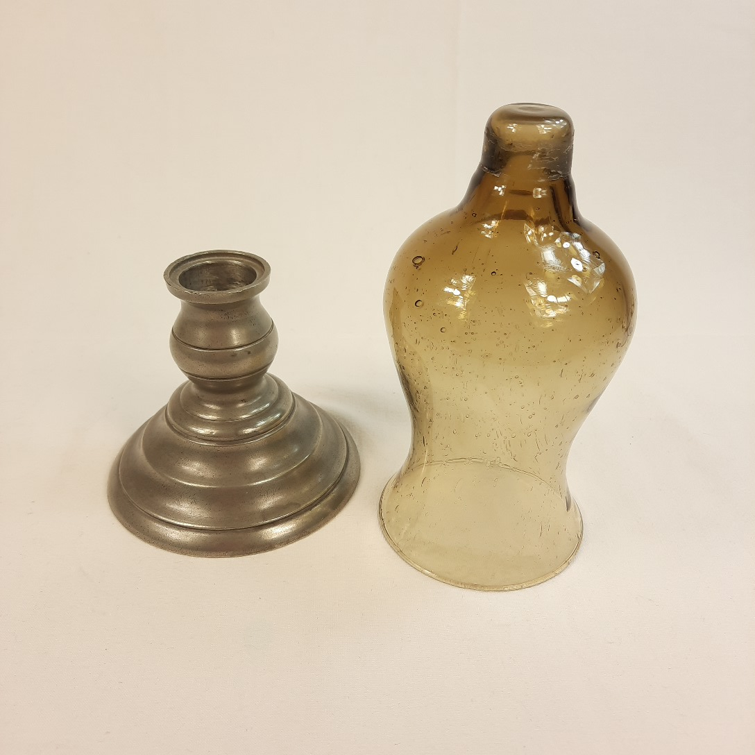 Voir photo 2 de Bougeoir en verre bullé mordoré style Biot sur pied en étain gris Bougeoir en verre bullé mordoré style Biot sur pied en étain gris Très bon état reconditionné photo 2