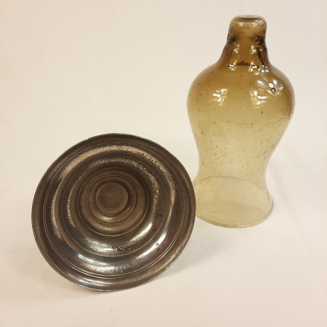 Voir photo 4 de Bougeoir en verre bullé mordoré style Biot sur pied en étain gris Bougeoir en verre bullé mordoré style Biot sur pied en étain gris Très bon état reconditionné photo 4