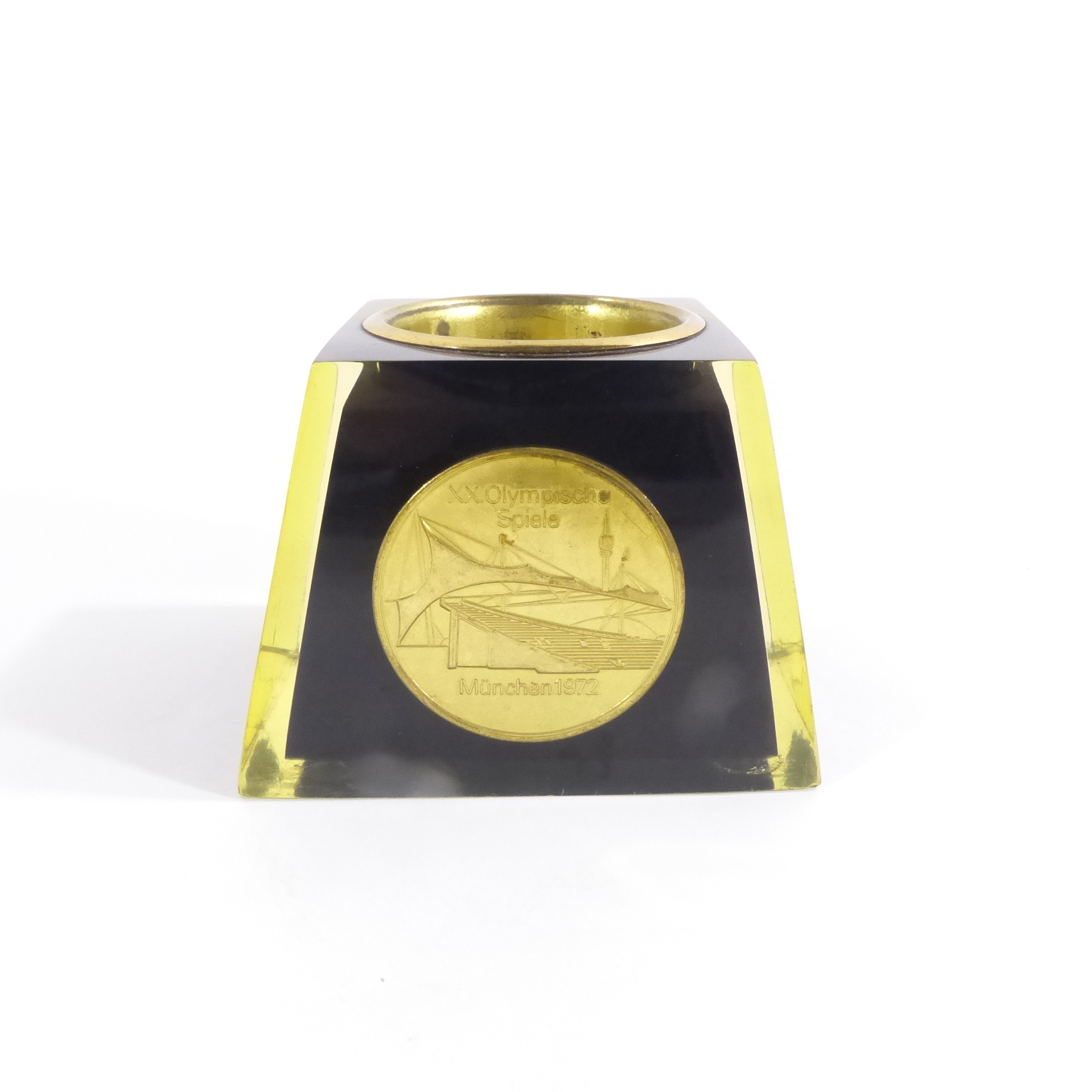Bougeoir rare - XXème Olympiade de l'ère moderne / Jeux Olympiques d'été Munich 1972 Bon état - 12,00 € Bougeoir rare - XXème Olympiade de l'ère moderne / Jeux Olympiques d'été Munich 1972 Bon état reconditionné disponible sur Label Emmaüs