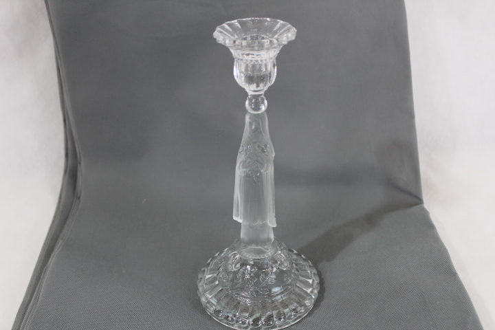 Bougeoir religieux Portieux chandelle en verre pressé avec sainte vierge Très bon état - 22,50 € Bougeoir religieux Portieux chandelle en verre pressé avec sainte vierge Très bon état reconditionné disponible sur Label Emmaüs