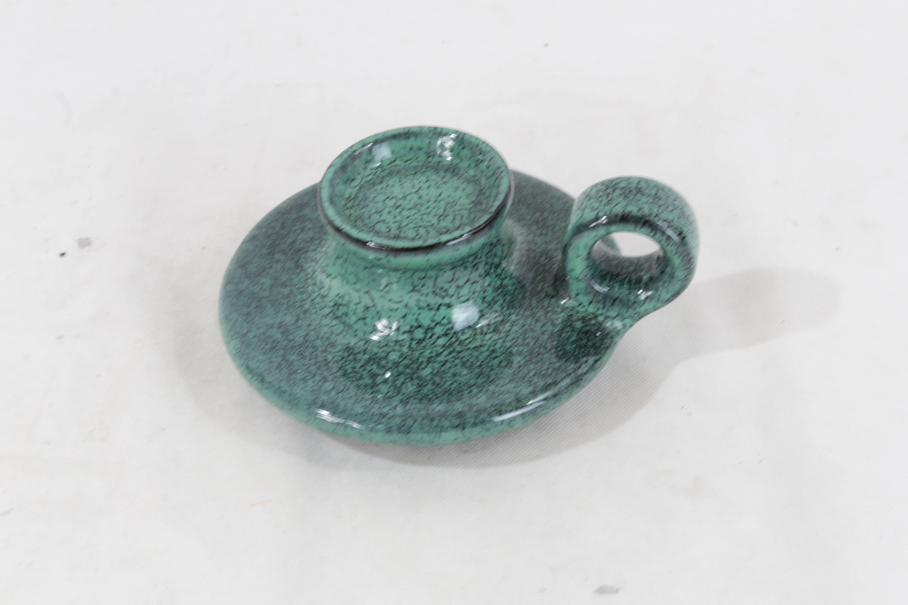 Bougeoir vert moucheté en céramique Parfait état - 15,00 € Bougeoir vert moucheté en céramique Parfait état reconditionné disponible sur Label Emmaüs