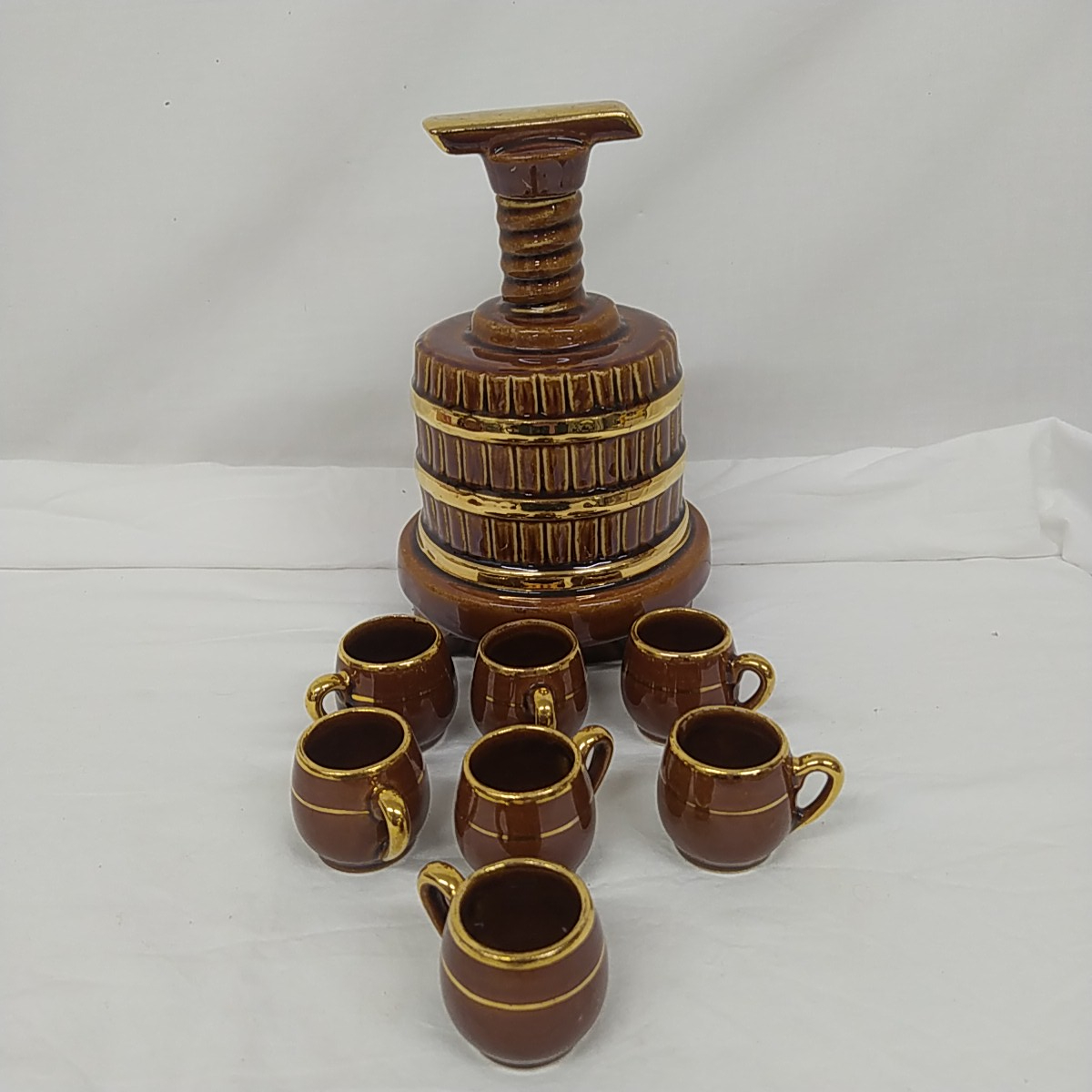 Bouteille à liqueur + 7 petites tasses à dégustation (en céramique émaillée) Bon état - 15,00 € Bouteille à liqueur + 7 petites tasses à dégustation (en céramique émaillée) Bon état reconditionné disponible sur Label Emmaüs