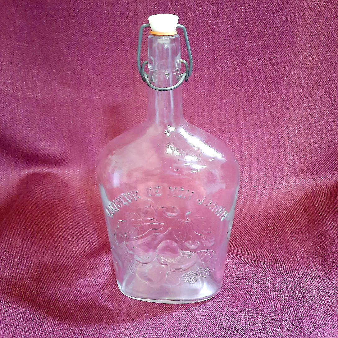BOUTEILLE à liqueur en verre transparent, gravée fruits et "Liqueur de mon jardin" Très bon état - 12,00 € BOUTEILLE à liqueur en verre transparent, gravée fruits et "Liqueur de mon jardin" Très bon état reconditionné disponible sur Label Emmaüs