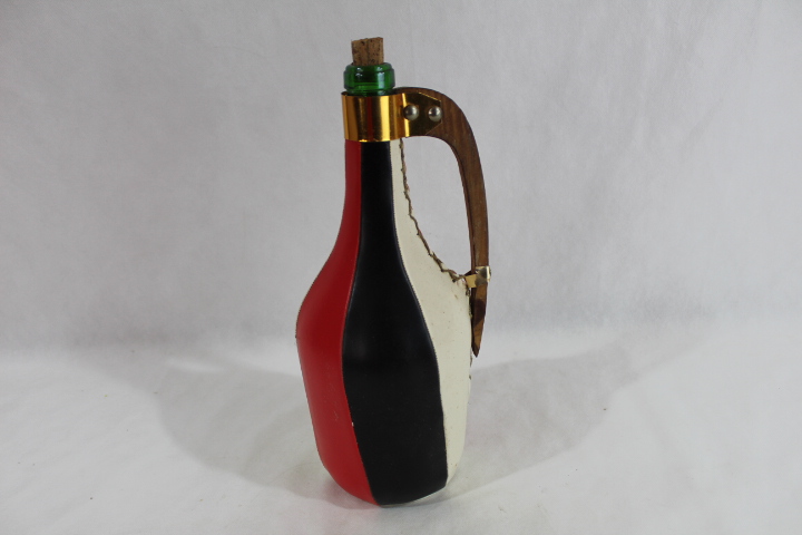 Bouteille décor original en verre, bois et cuire Bon état - 12,50 € Bouteille décor original en verre, bois et cuire Bon état reconditionné disponible sur Label Emmaüs