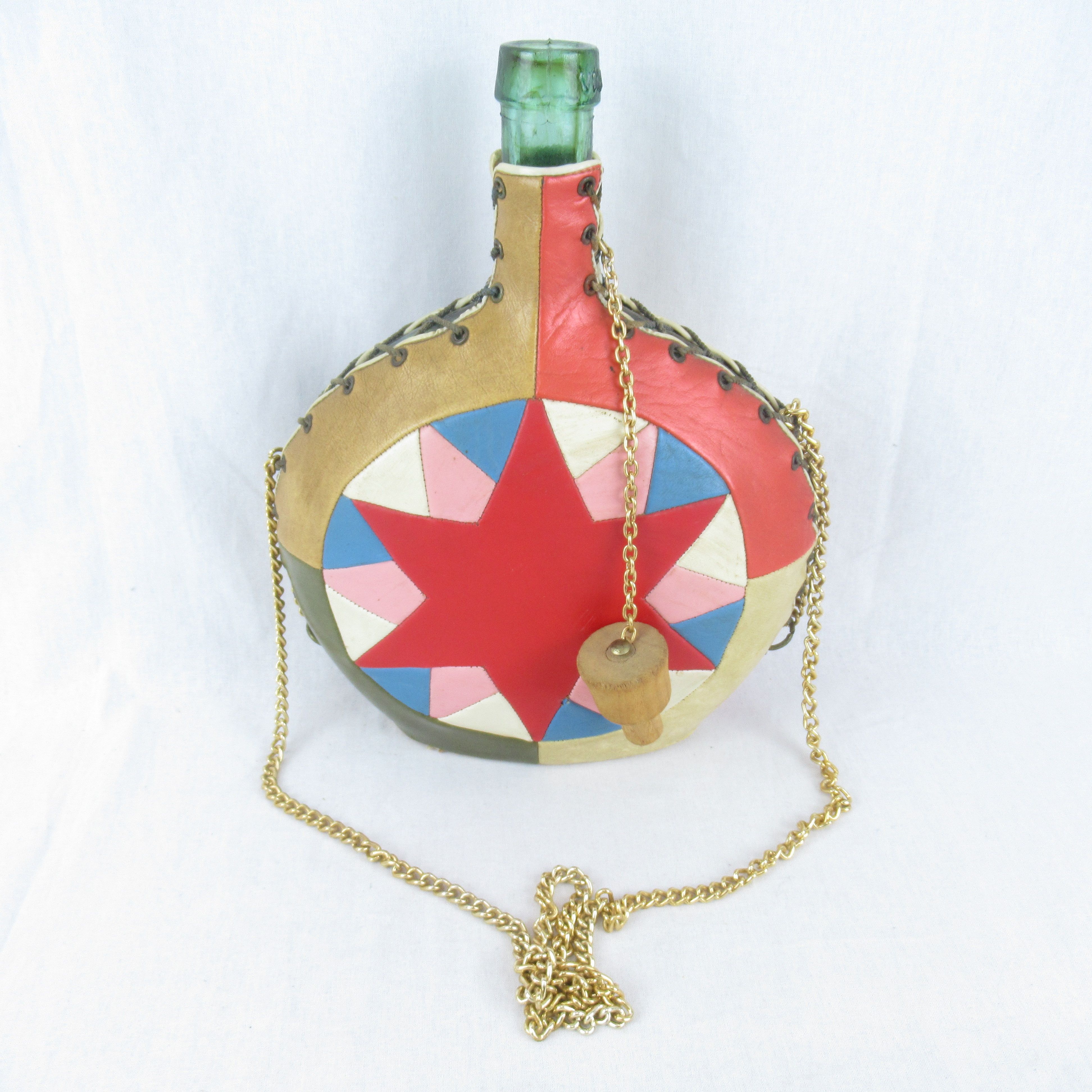 Bouteille en cuir Vintage avec ance et bouchon année 70 - Viresa - 12,50 € Bouteille en cuir Vintage avec ance et bouchon année 70 - Viresa reconditionné disponible sur Label Emmaüs