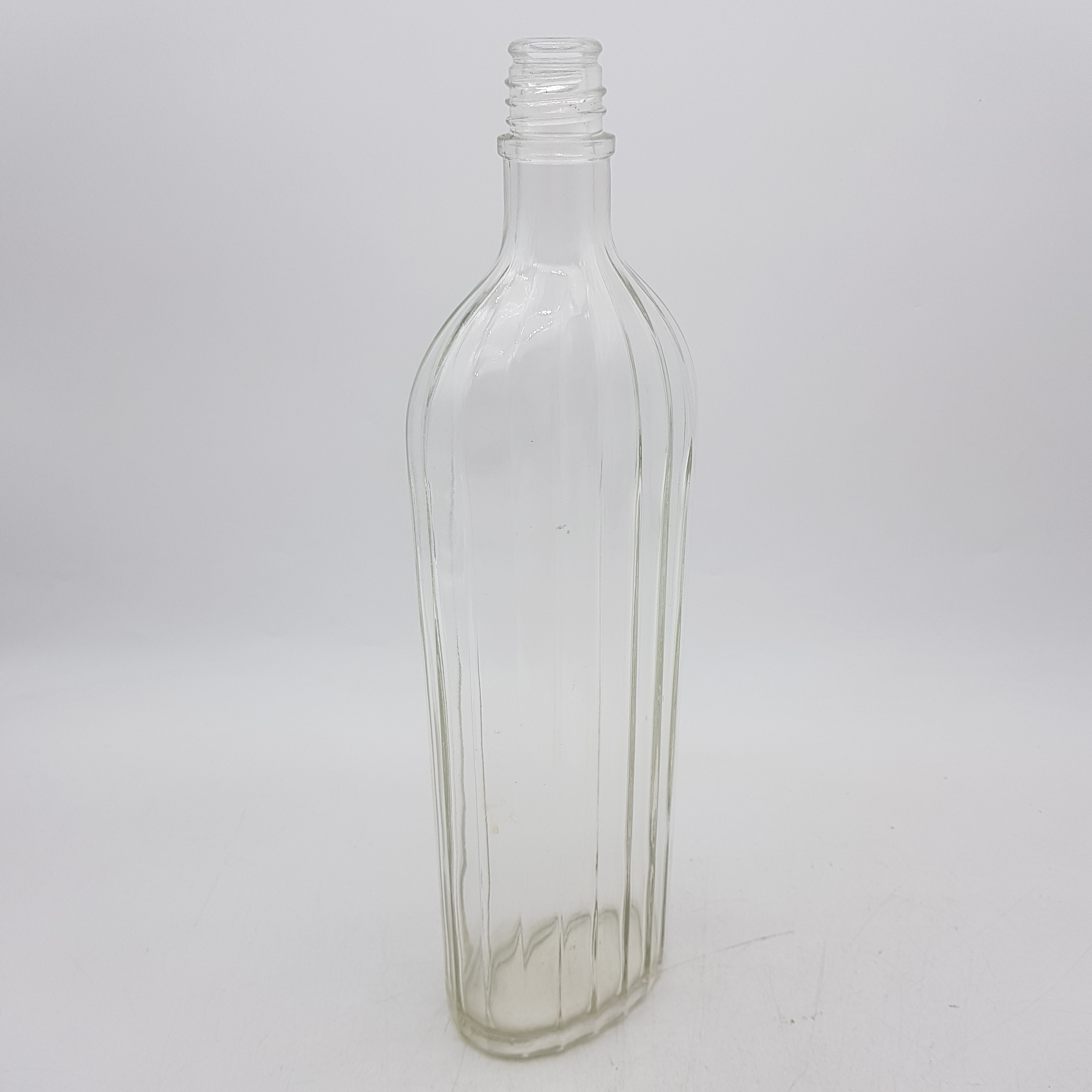 Voir photo 3 de Bouteille en verre striée - Ancien flacon eau de Cologne - 1,5L - col à vis (sans bouchon) - Signé CHERAMY FRANCE Bouteille en verre striée - Ancien flacon eau de Cologne - 1,5L - col à vis (sans bouchon) - Signé CHERAMY FRANCE Bon état reconditionné photo 3