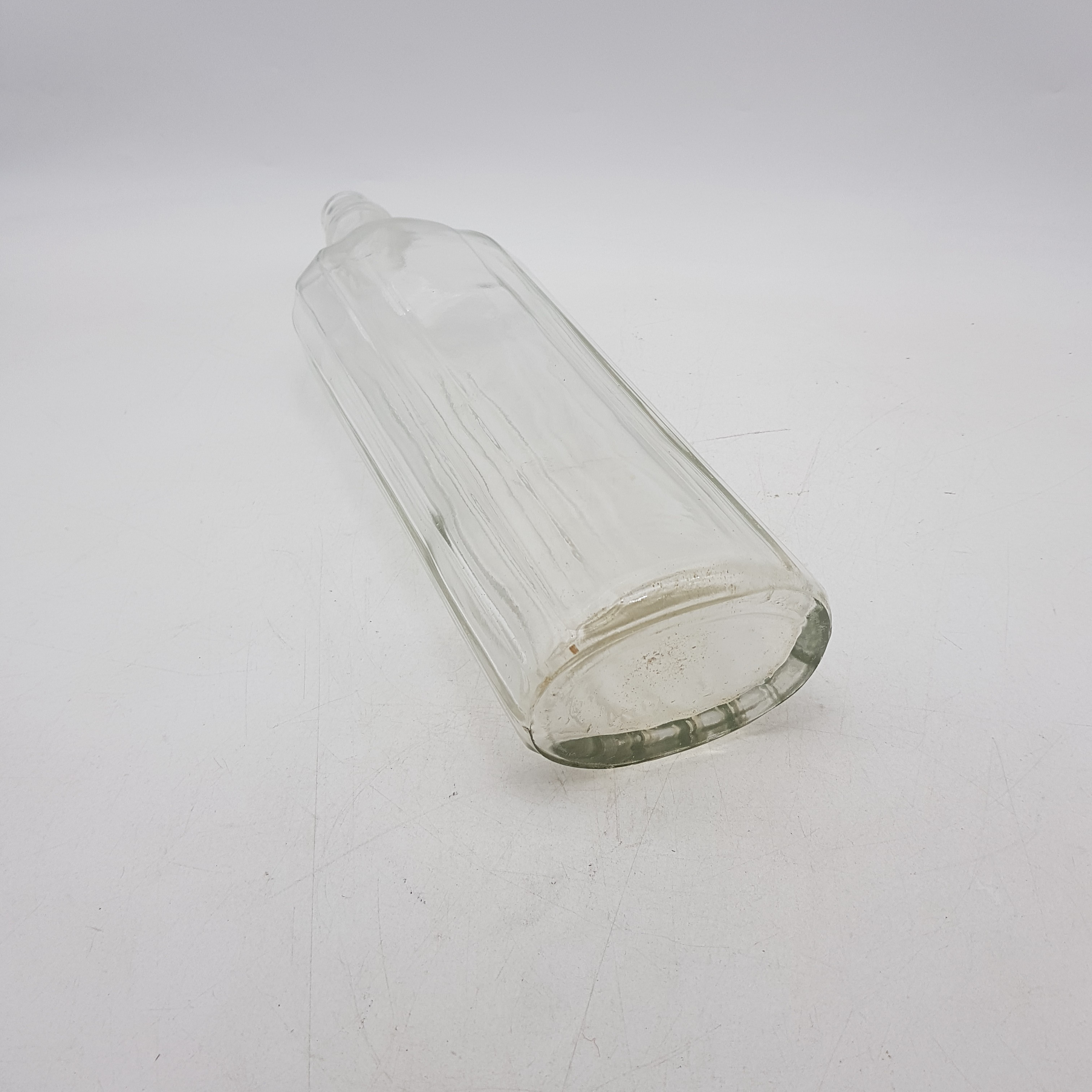 Voir photo 5 de Bouteille en verre striée - Ancien flacon eau de Cologne - 1,5L - col à vis (sans bouchon) - Signé CHERAMY FRANCE Bouteille en verre striée - Ancien flacon eau de Cologne - 1,5L - col à vis (sans bouchon) - Signé CHERAMY FRANCE Bon état reconditionné photo 5