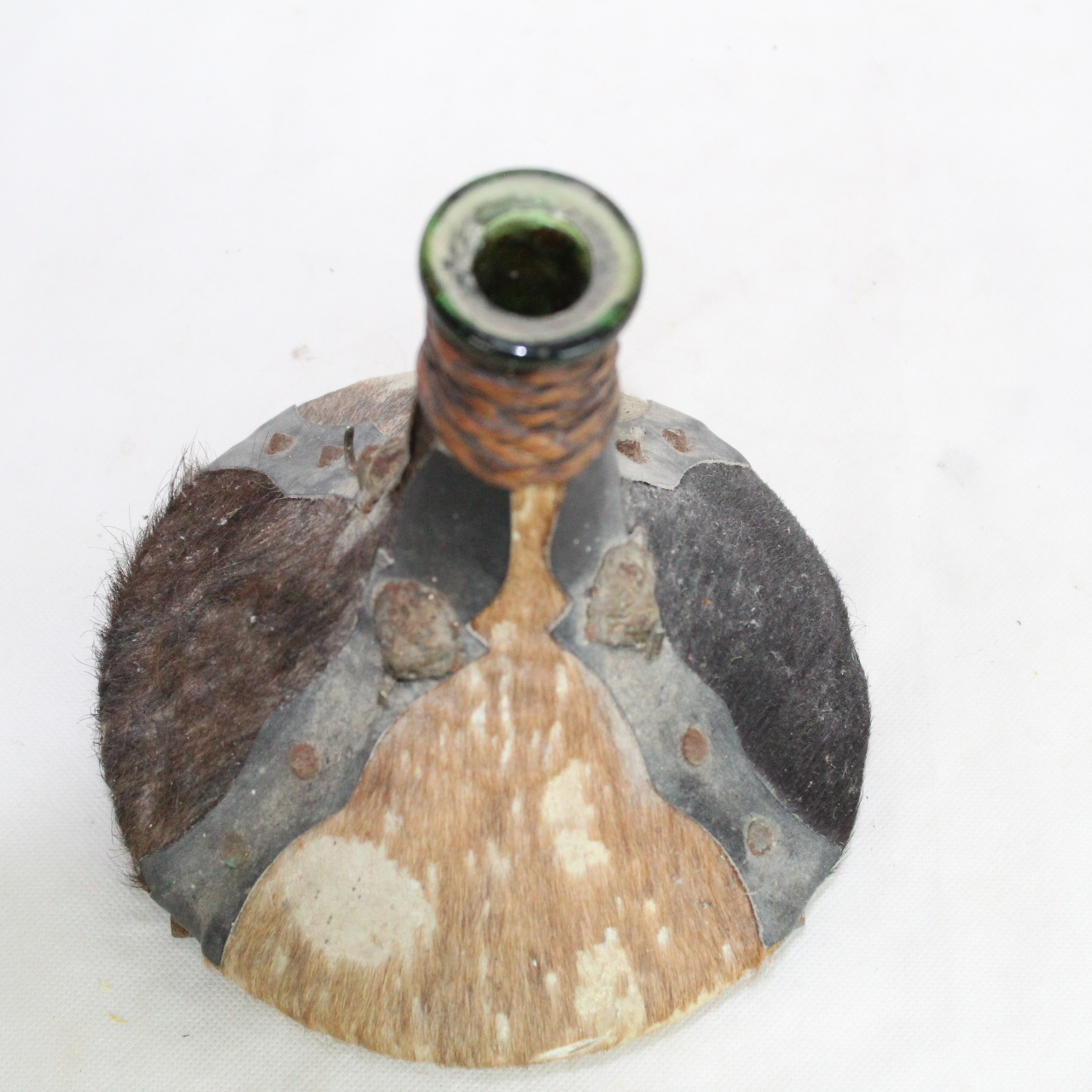Voir photo 3 de Bouteille ou carafe vintage recouvert de cuir, décorée de 4 têtes de lion Bouteille ou carafe vintage recouvert de cuir, décorée de 4 têtes de lion Bon état reconditionné photo 3