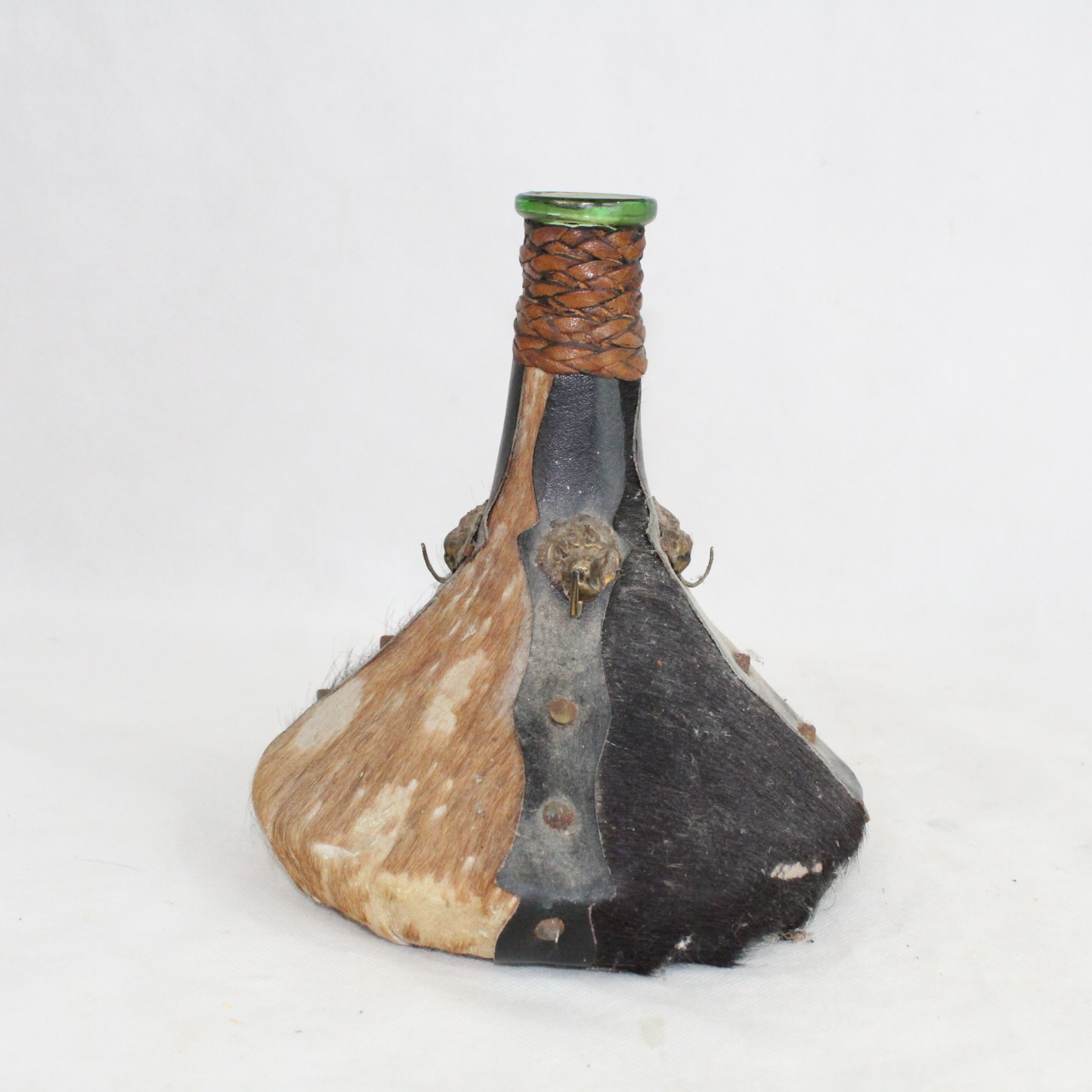 Acheter Bouteille ou carafe vintage recouvert de cuir, décorée de 4 têtes de lion Bon état - 10,00 € Bouteille ou carafe vintage recouvert de cuir, décorée de 4 têtes de lion Bon état reconditionné disponible sur Label Emmaüs