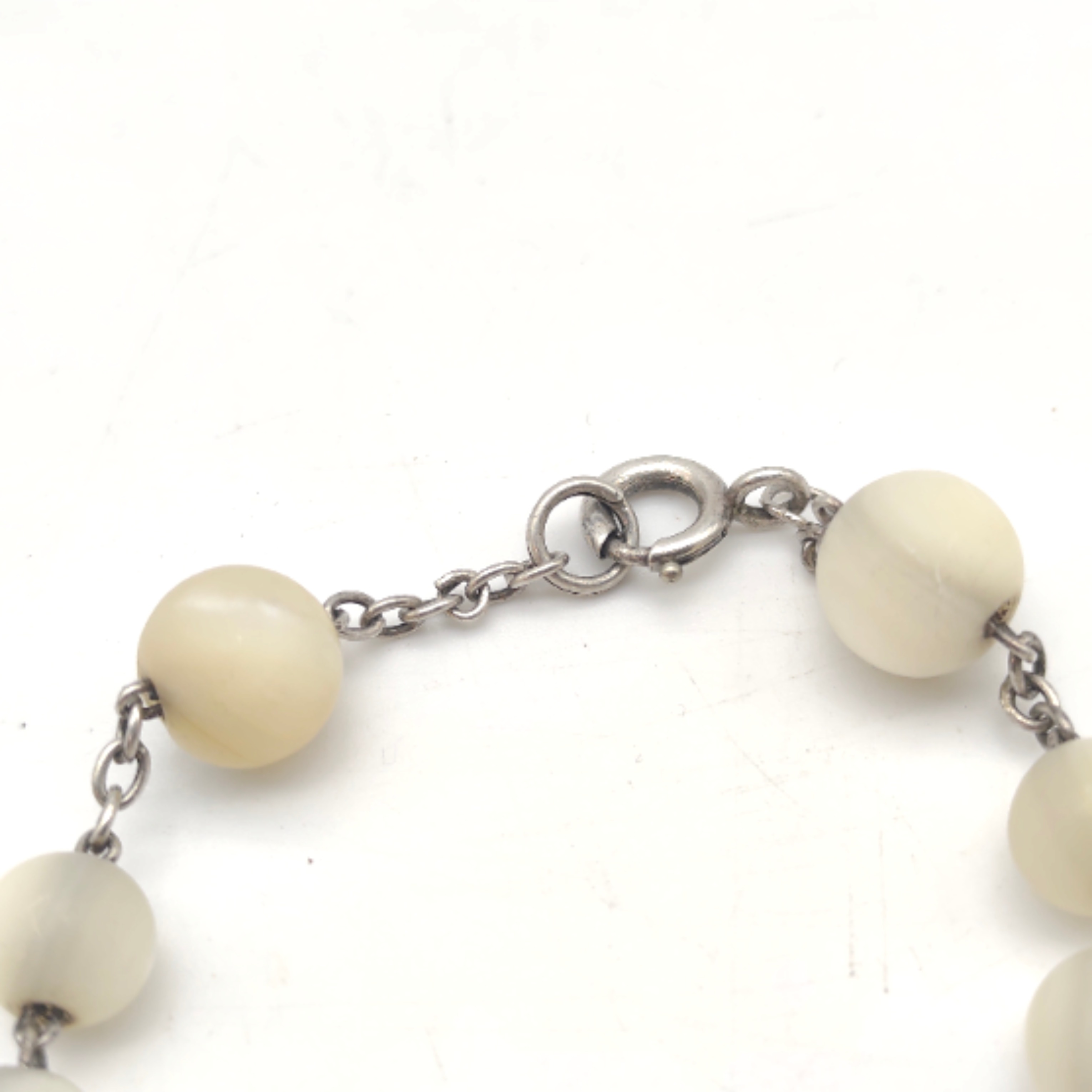 Voir photo 2 de Bracelet ancien en perles de nacre Bracelet ancien en perles de nacre Très bon état reconditionné photo 2