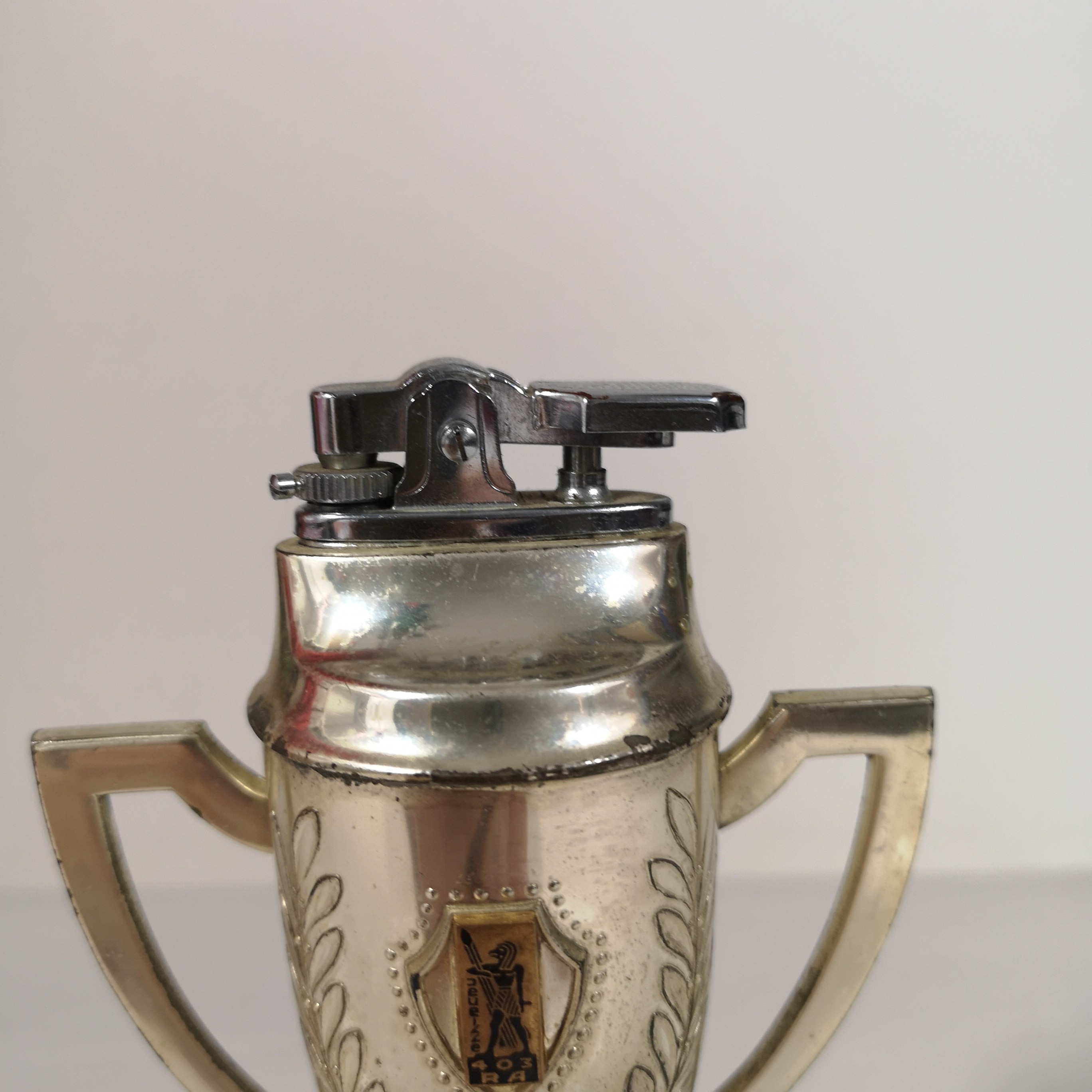 Voir photo 2 de Briquet de table vintage en forme de trophée Briquet de table vintage en forme de trophée Bon état reconditionné photo 2