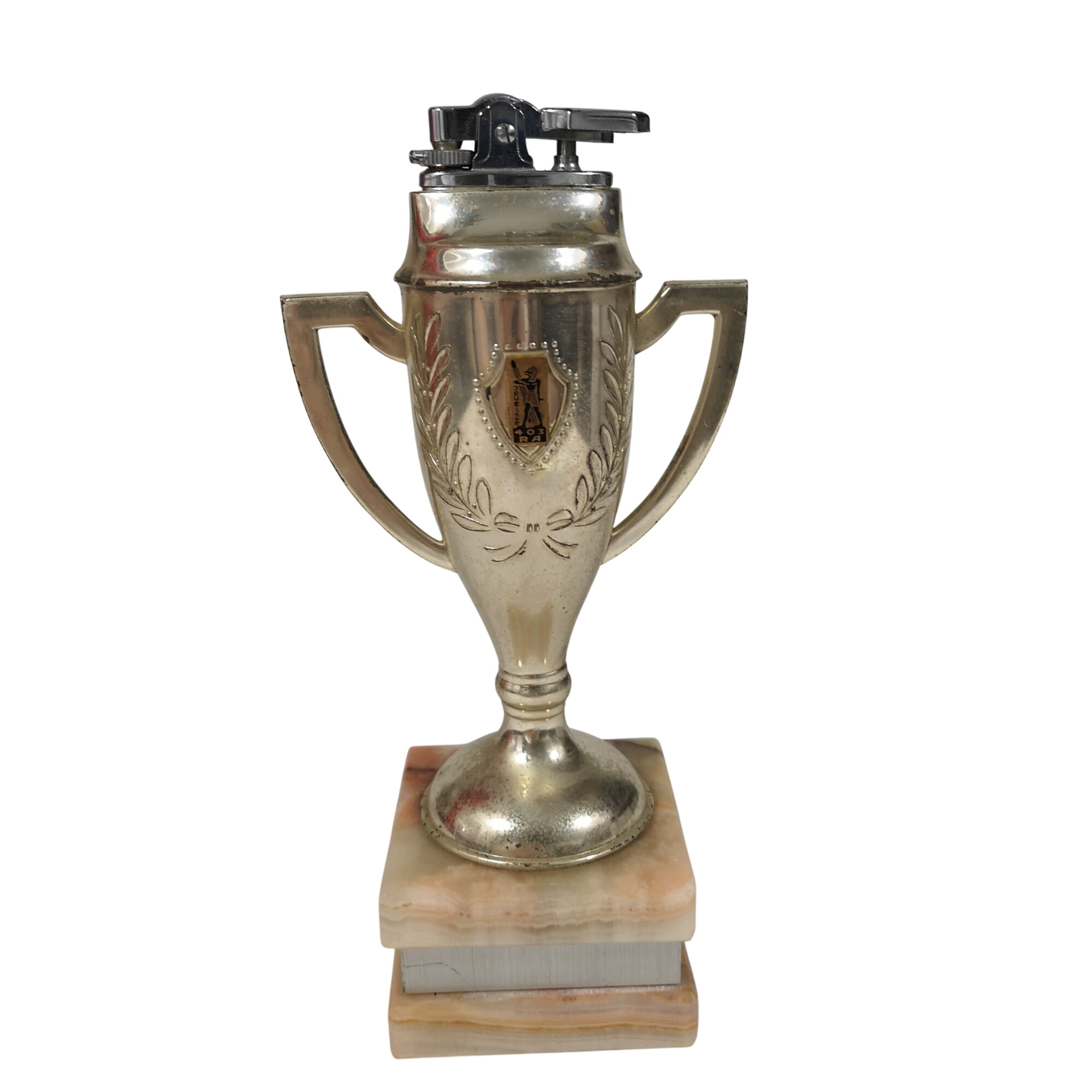 Acheter Briquet de table vintage en forme de trophée Bon état - 10,00 € Briquet de table vintage en forme de trophée Bon état reconditionné disponible sur Label Emmaüs
