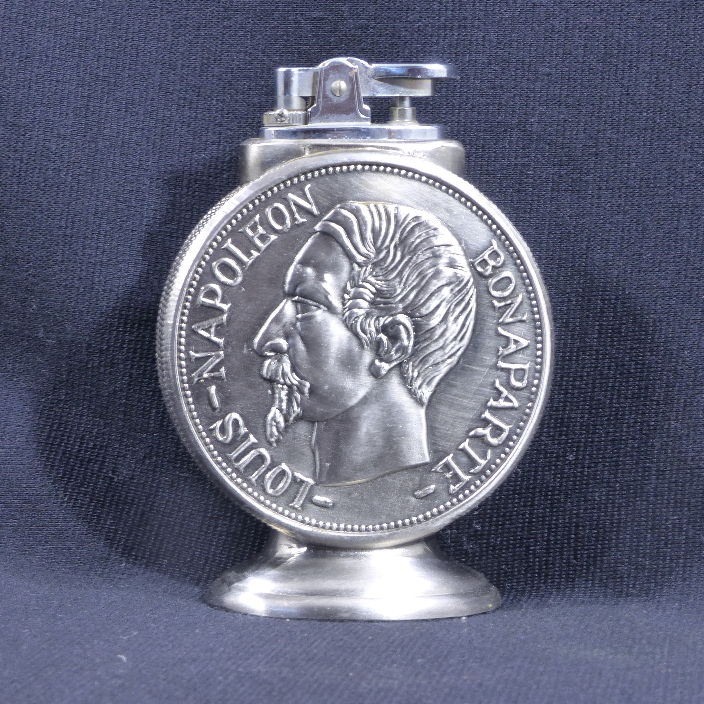 Briquet en métal en forme de "pièce de 5 francs" - représentation de Napoléon III Bon état reconditionné photo 2