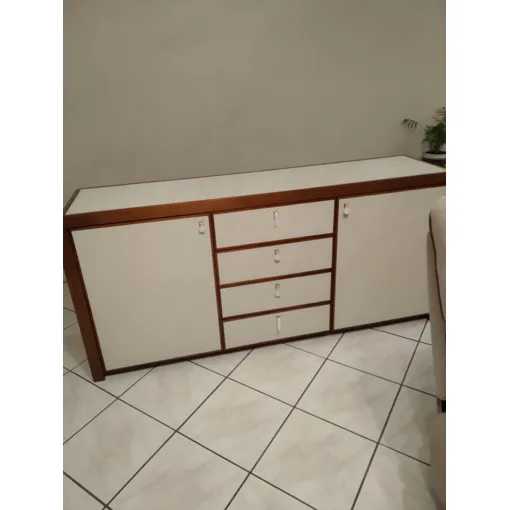 Buffet bas en bois massif exotique et cuir blanc cousu. Bon état reconditionné disponible sur Rakuten