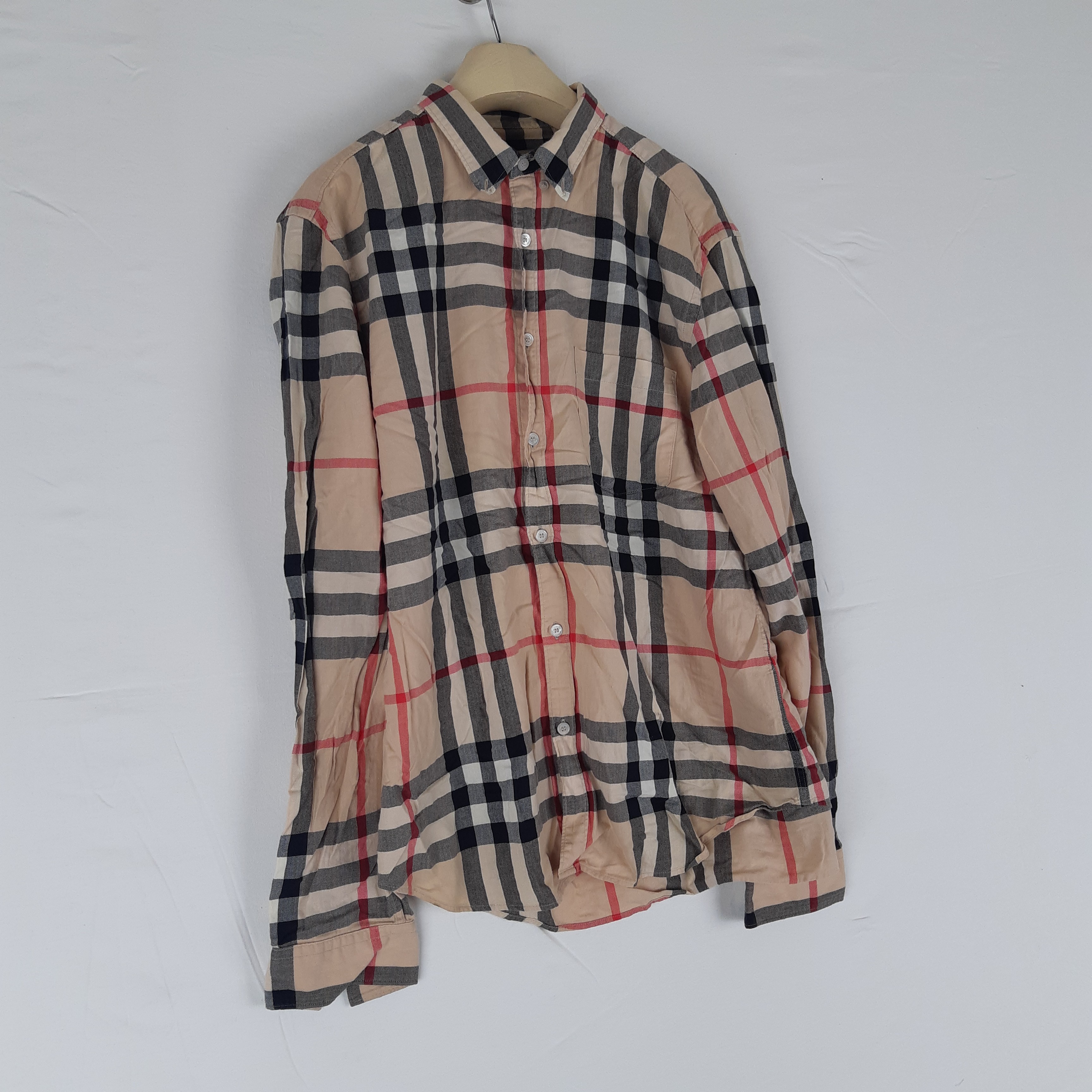 Voir photo 3 de Burberry London - Chemise beige carreaux - Taille XL mesures Carrure= 45 Poitrine= 57 Longueur= 74 Burberry London - Chemise beige carreaux - Taille XL mesures Carrure= 45 Poitrine= 57 Longueur= 74 Très bon état reconditionné photo 3
