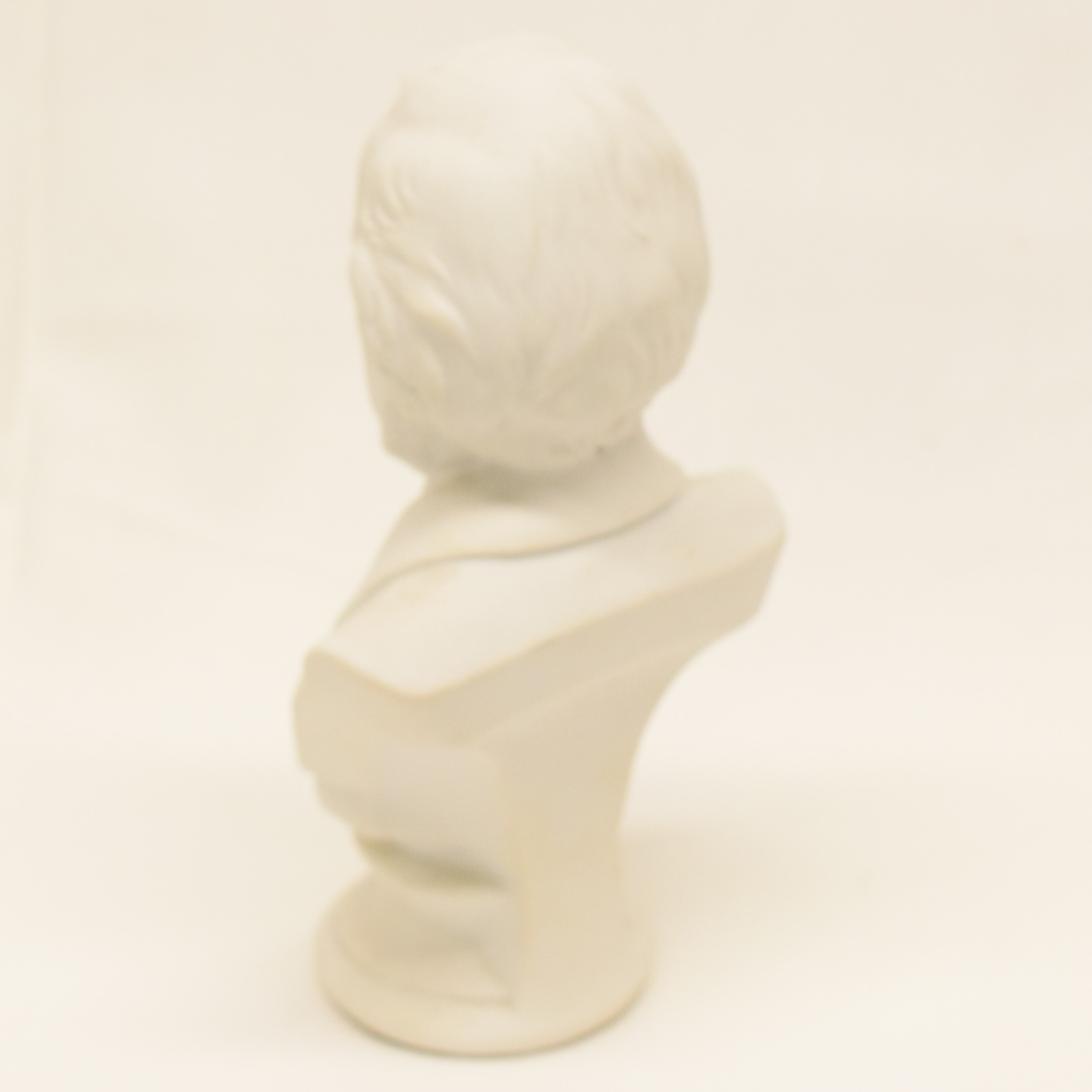 Voir photo 2 de Buste en biscuit sur base ronde 16 cm à l'effigie du compositeur Richard WAGNER Buste en biscuit sur base ronde 16 cm à l'effigie du compositeur Richard WAGNER État correct reconditionné photo 2