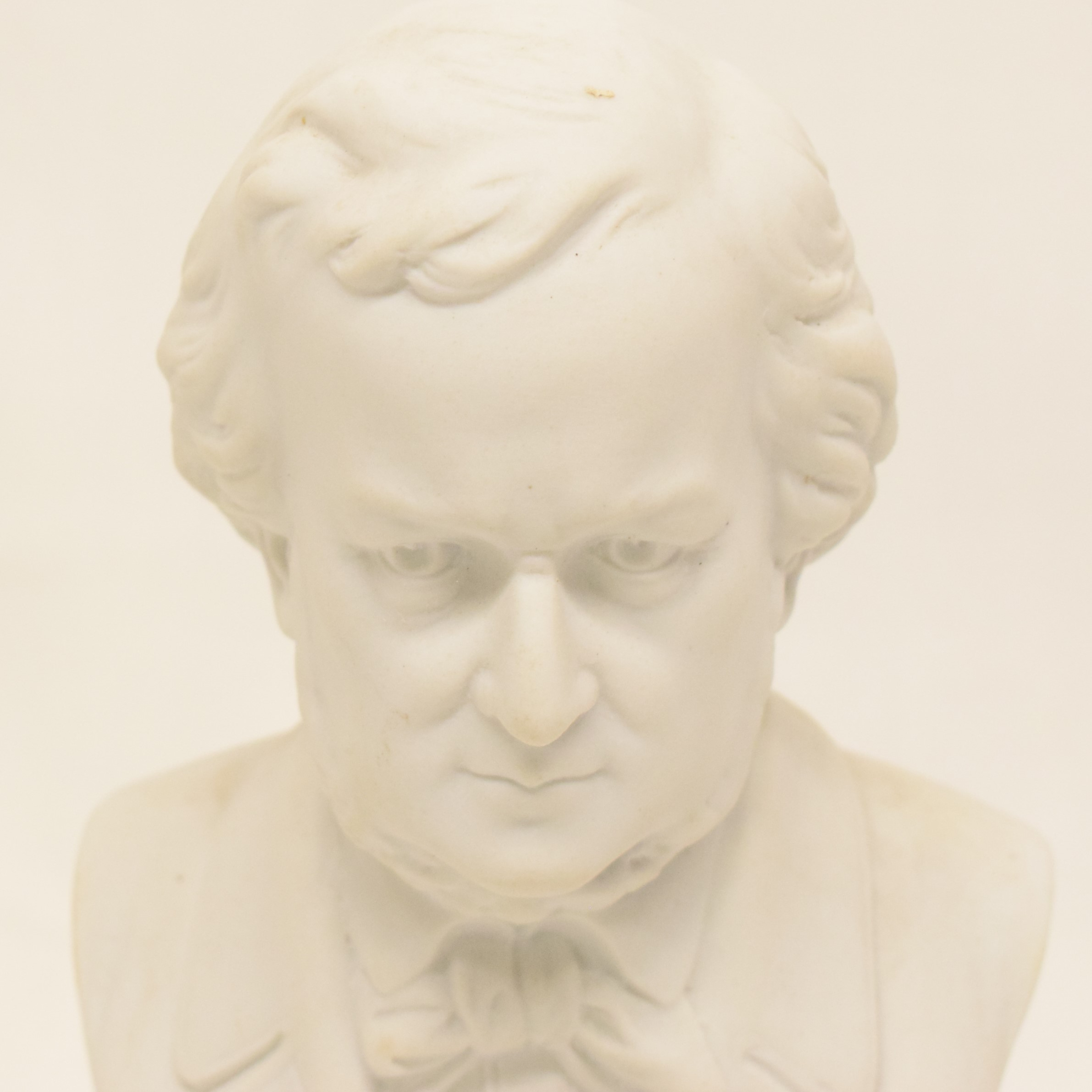 Voir photo 3 de Buste en biscuit sur base ronde 16 cm à l'effigie du compositeur Richard WAGNER Buste en biscuit sur base ronde 16 cm à l'effigie du compositeur Richard WAGNER État correct reconditionné photo 3
