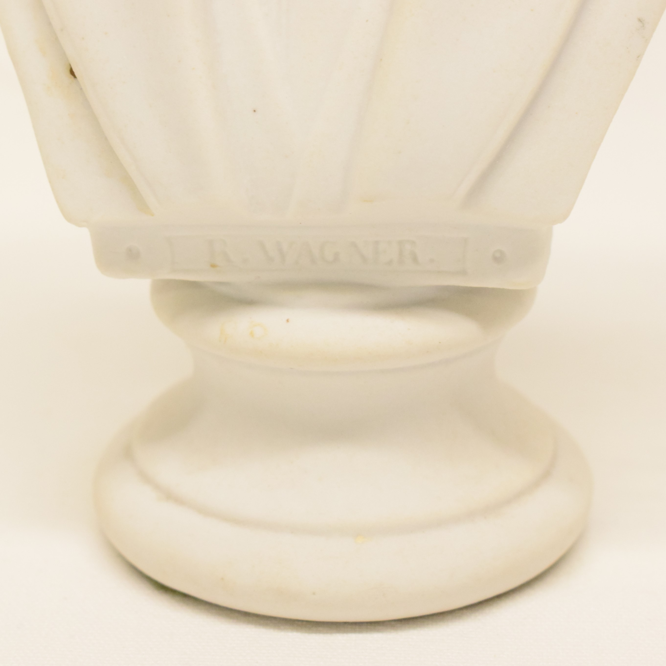 Voir photo 4 de Buste en biscuit sur base ronde 16 cm à l'effigie du compositeur Richard WAGNER Buste en biscuit sur base ronde 16 cm à l'effigie du compositeur Richard WAGNER État correct reconditionné photo 4