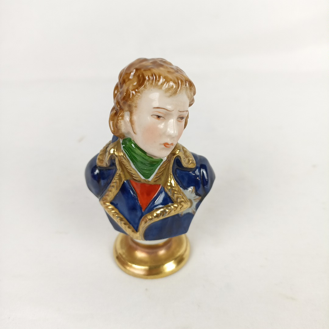 Voir photo 2 de Buste miniature du Maréchal Jean Lannes en porcelaine Rudolf Kammer Buste miniature du Maréchal Jean Lannes en porcelaine Rudolf Kammer Bon état reconditionné photo 2