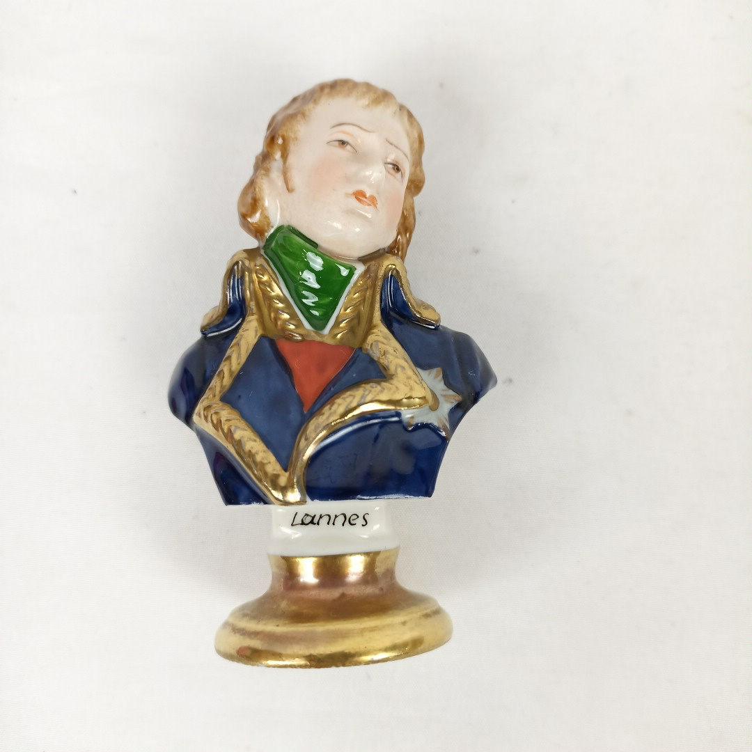 Voir photo 3 de Buste miniature du Maréchal Jean Lannes en porcelaine Rudolf Kammer Buste miniature du Maréchal Jean Lannes en porcelaine Rudolf Kammer Bon état reconditionné photo 3