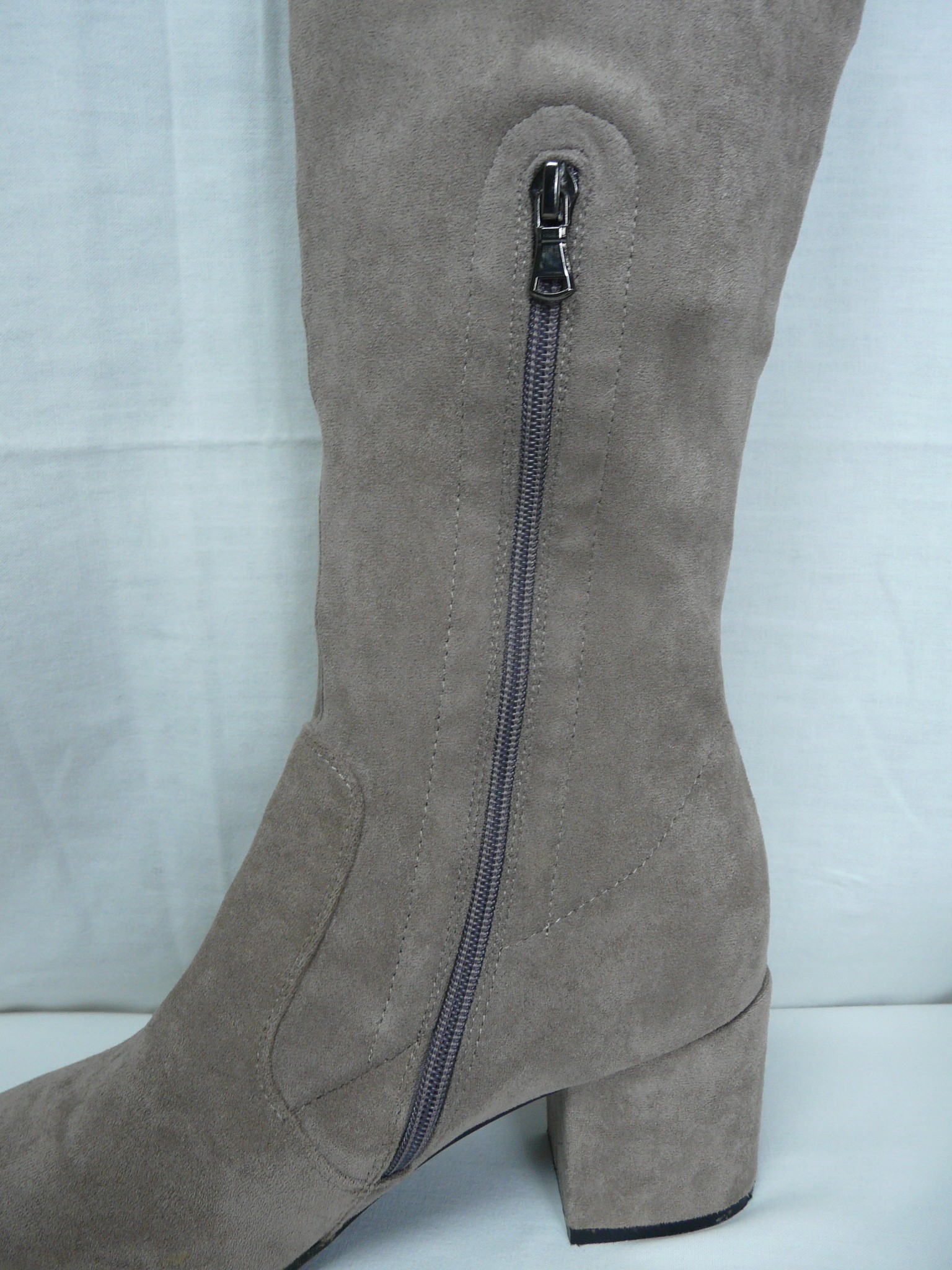 Voir photo 6 de C240 - Bottes effet daim - Angela Thompson - Pointure 41 C240 - Bottes effet daim - Angela Thompson - Pointure 41 Bon état reconditionné photo 6