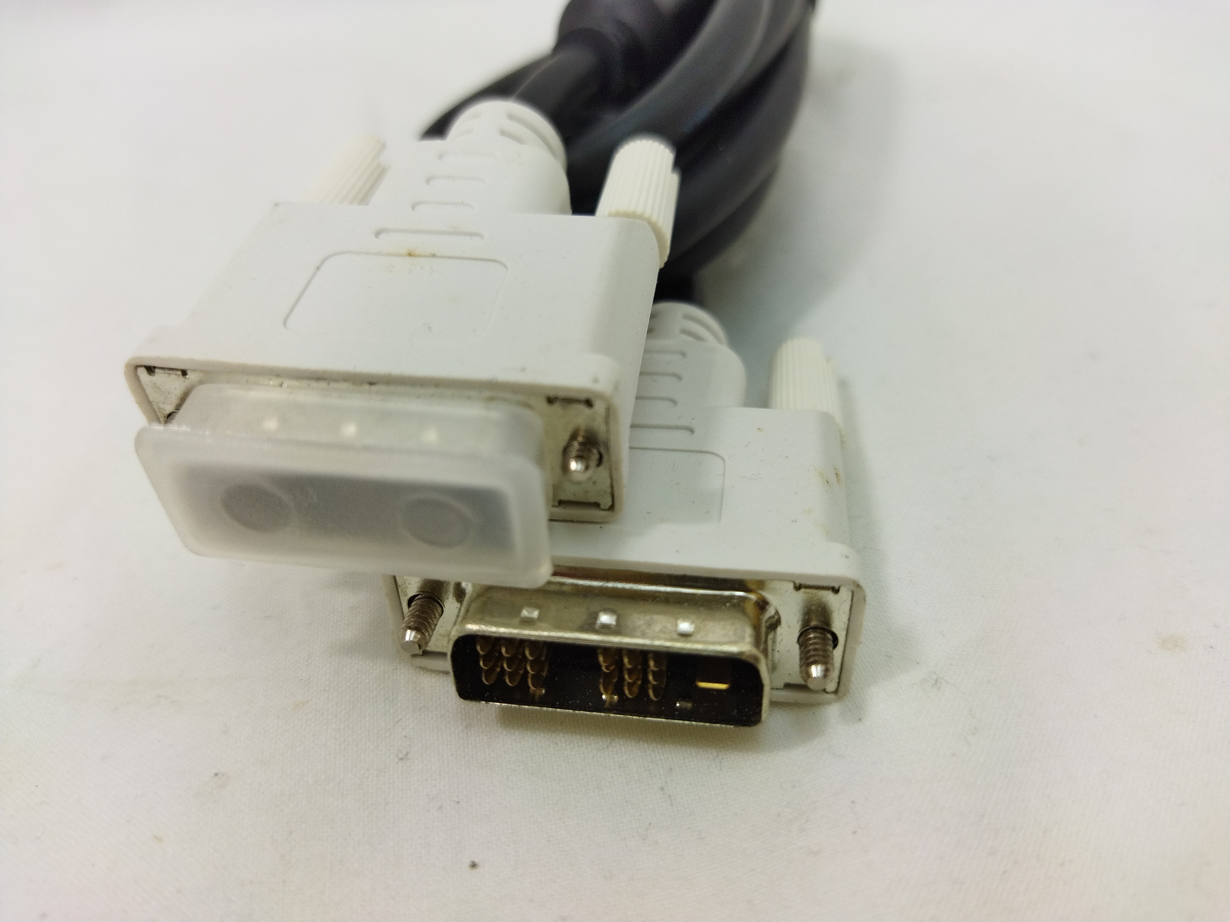 Voir photo 2 de Câble DVI blanc 2m Câble DVI blanc 2m Très bon état reconditionné photo 2
