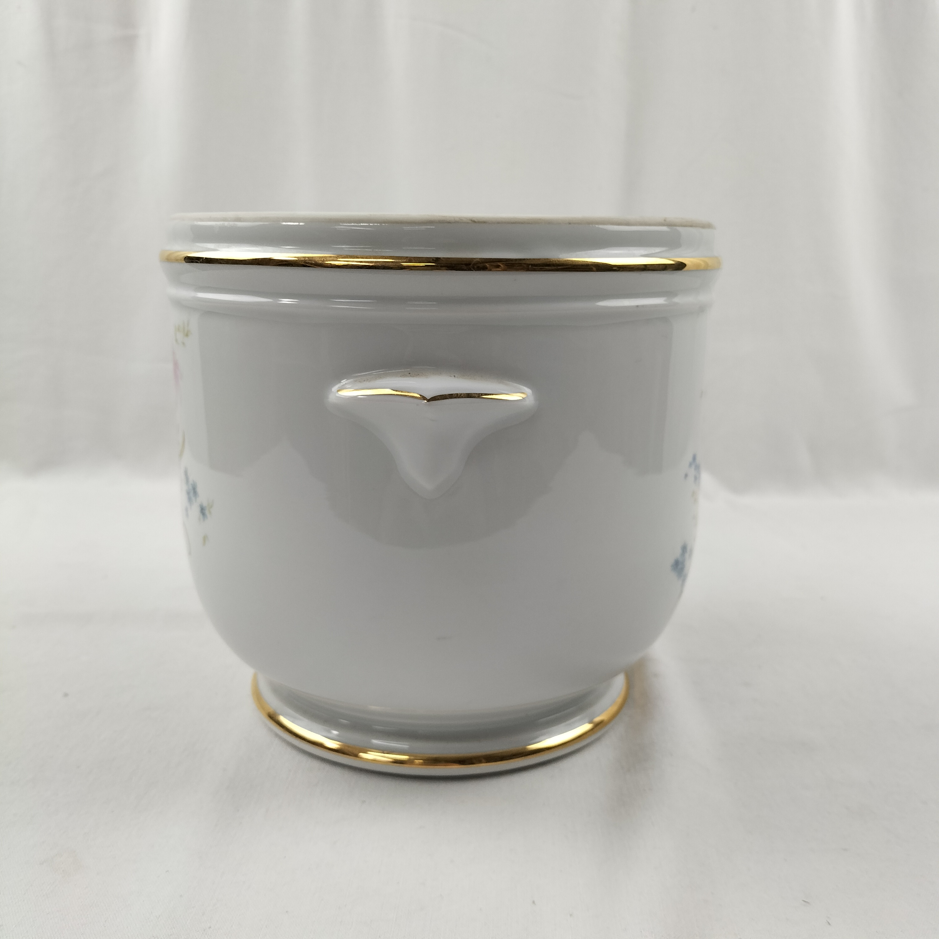 Voir photo 3 de Cache Pot Apilco en Porcelaine motifs dorés et floraux Cache Pot Apilco en Porcelaine motifs dorés et floraux Très bon état reconditionné photo 3