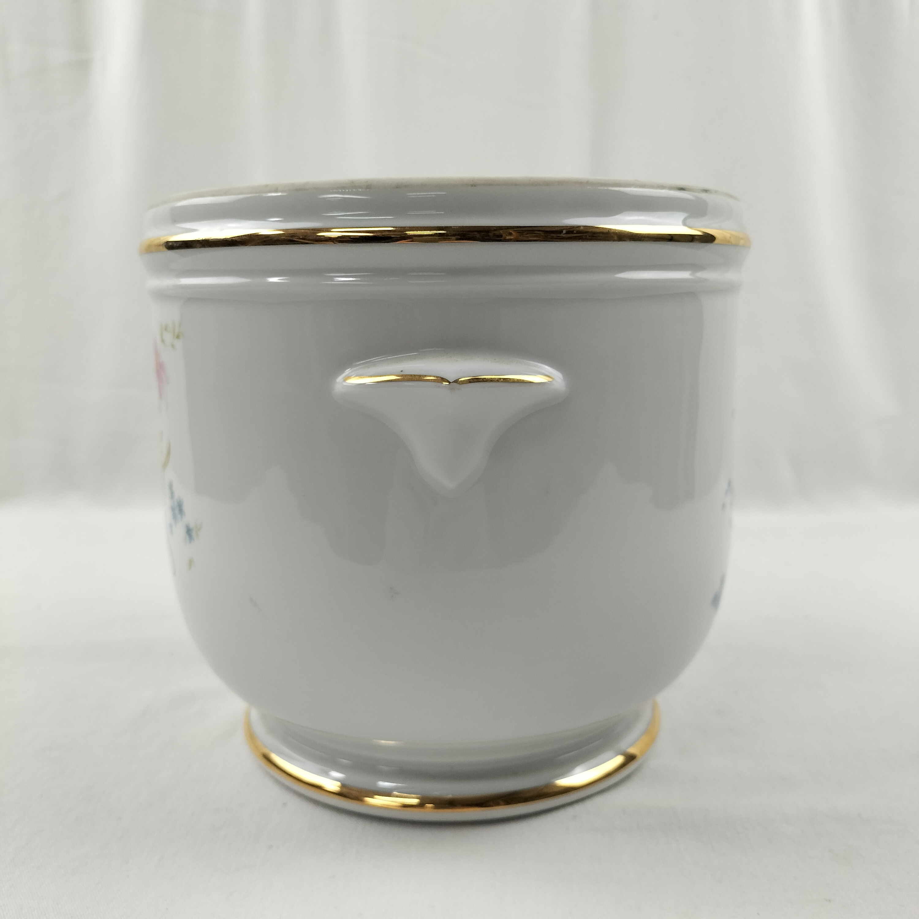 Voir photo 5 de Cache Pot Apilco en Porcelaine motifs dorés et floraux Cache Pot Apilco en Porcelaine motifs dorés et floraux Très bon état reconditionné photo 5