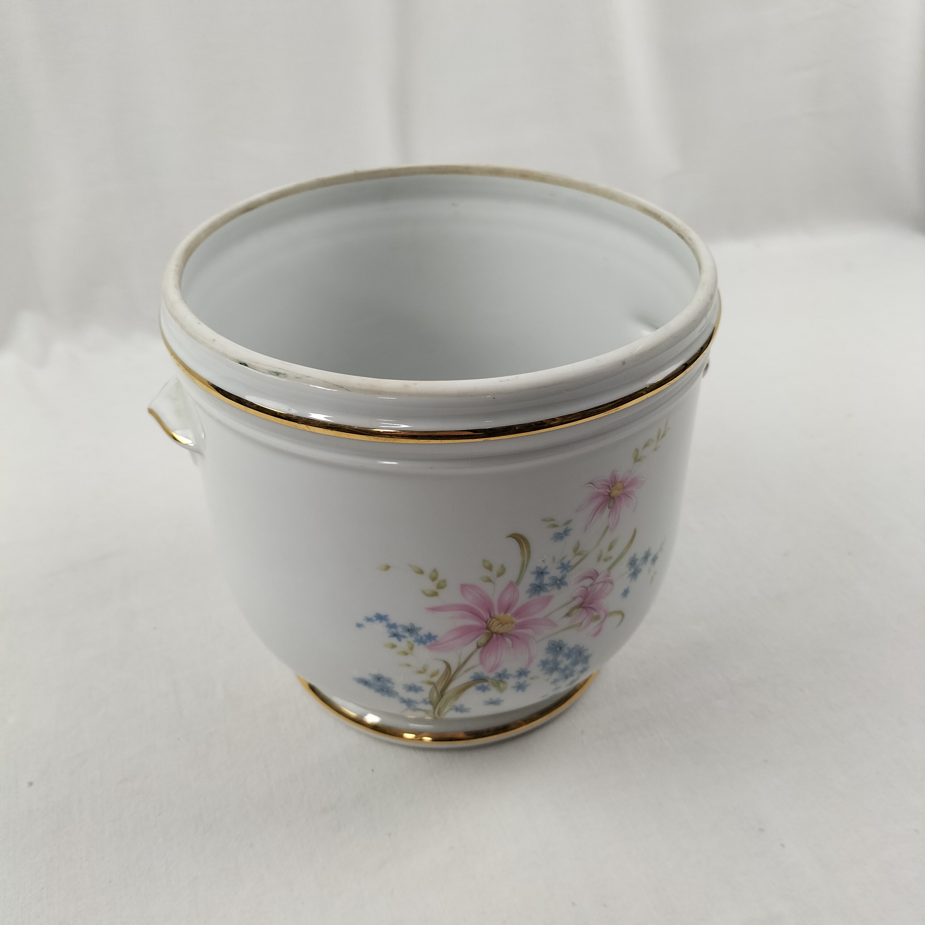 Acheter Cache Pot Apilco en Porcelaine motifs dorés et floraux Très bon état - 10,00 € Cache Pot Apilco en Porcelaine motifs dorés et floraux Très bon état reconditionné disponible sur Label Emmaüs