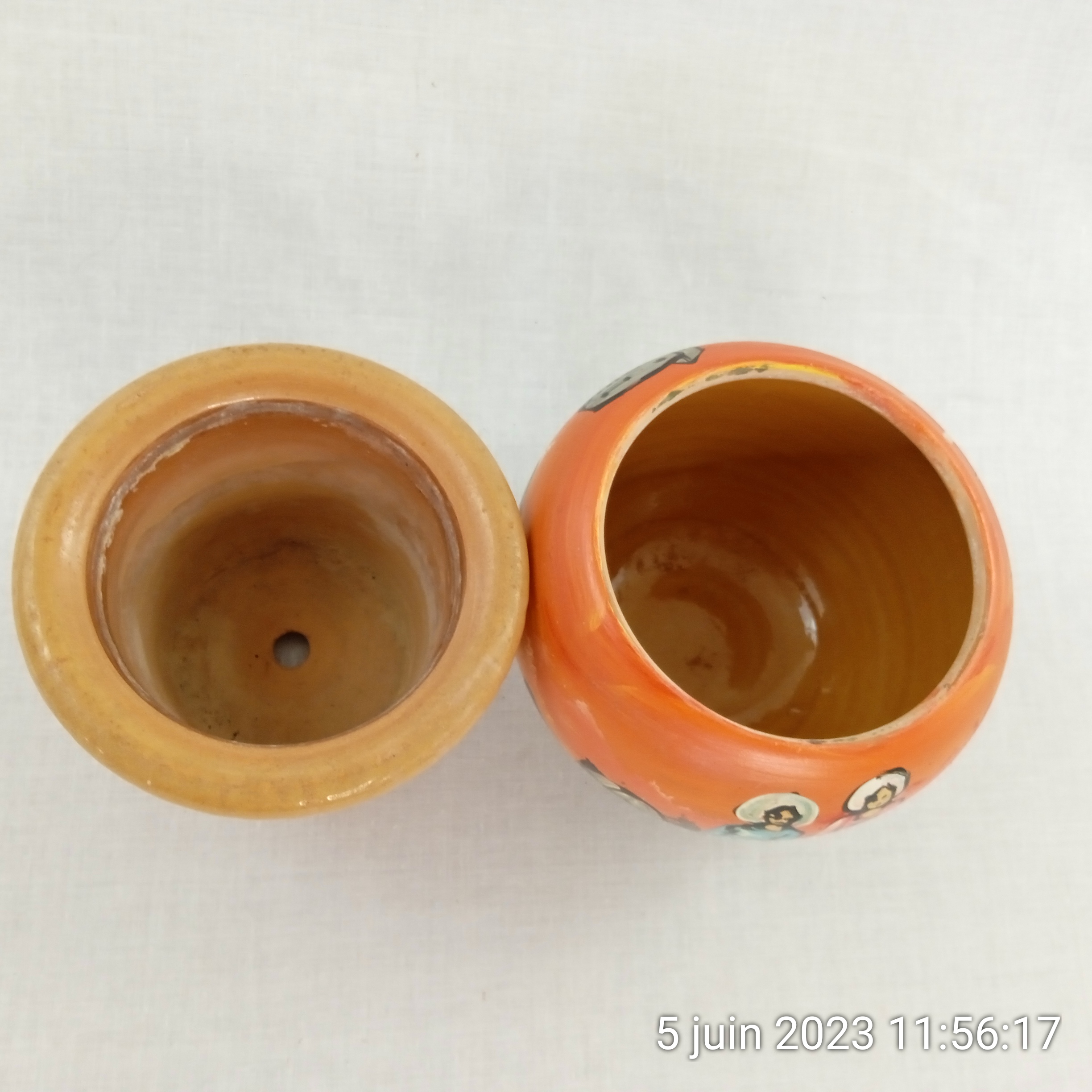 Voir photo 3 de Cache pot boule en terre cuite peint signé S. Leo Cache pot boule en terre cuite peint signé S. Leo Très bon état reconditionné photo 3