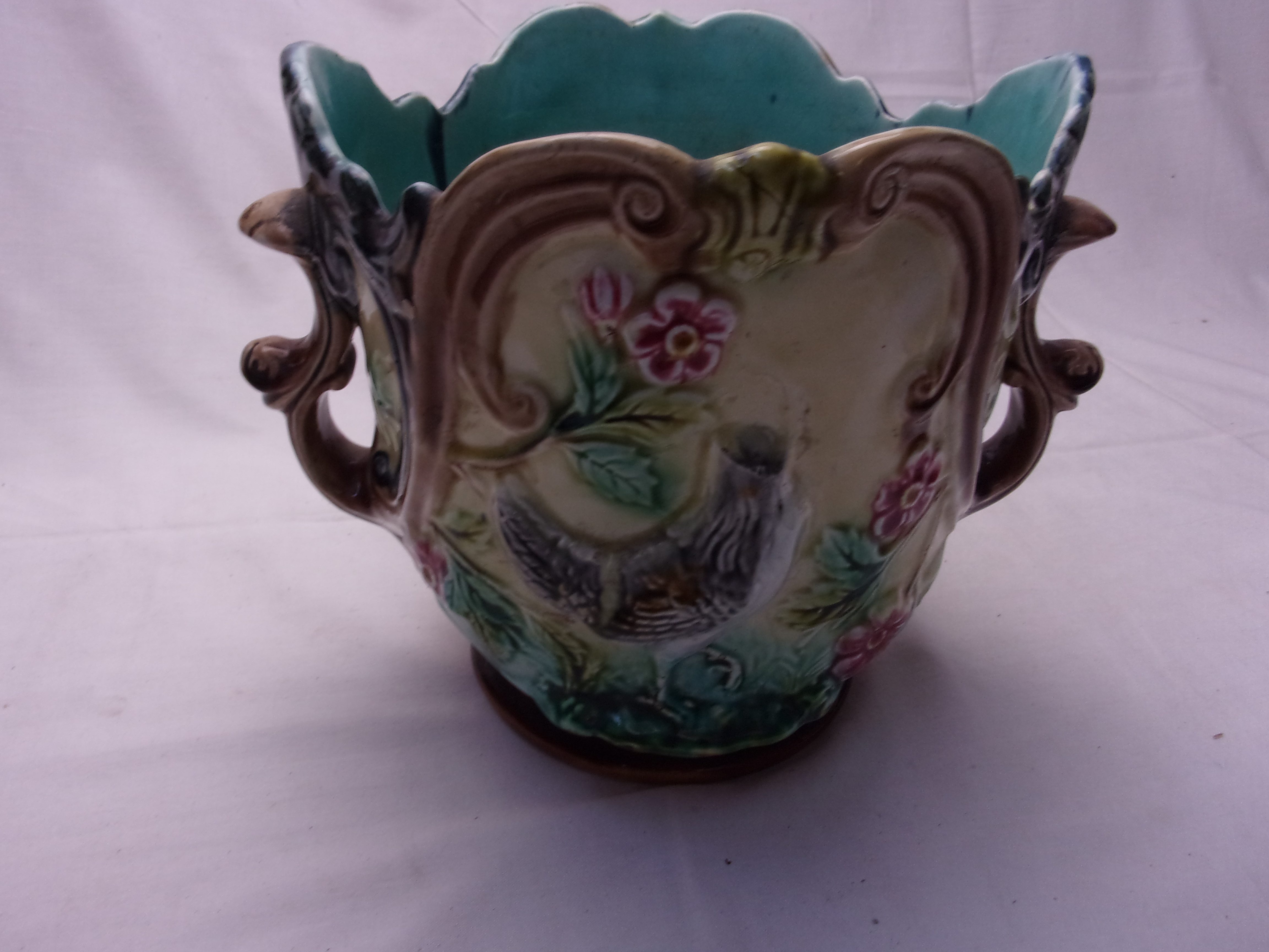 Voir photo 2 de Cache Pot en Céramique Polychrome représentant Volailles et Fleurs a Restaurer Cache Pot en Céramique Polychrome représentant Volailles et Fleurs a Restaurer État correct reconditionné photo 2